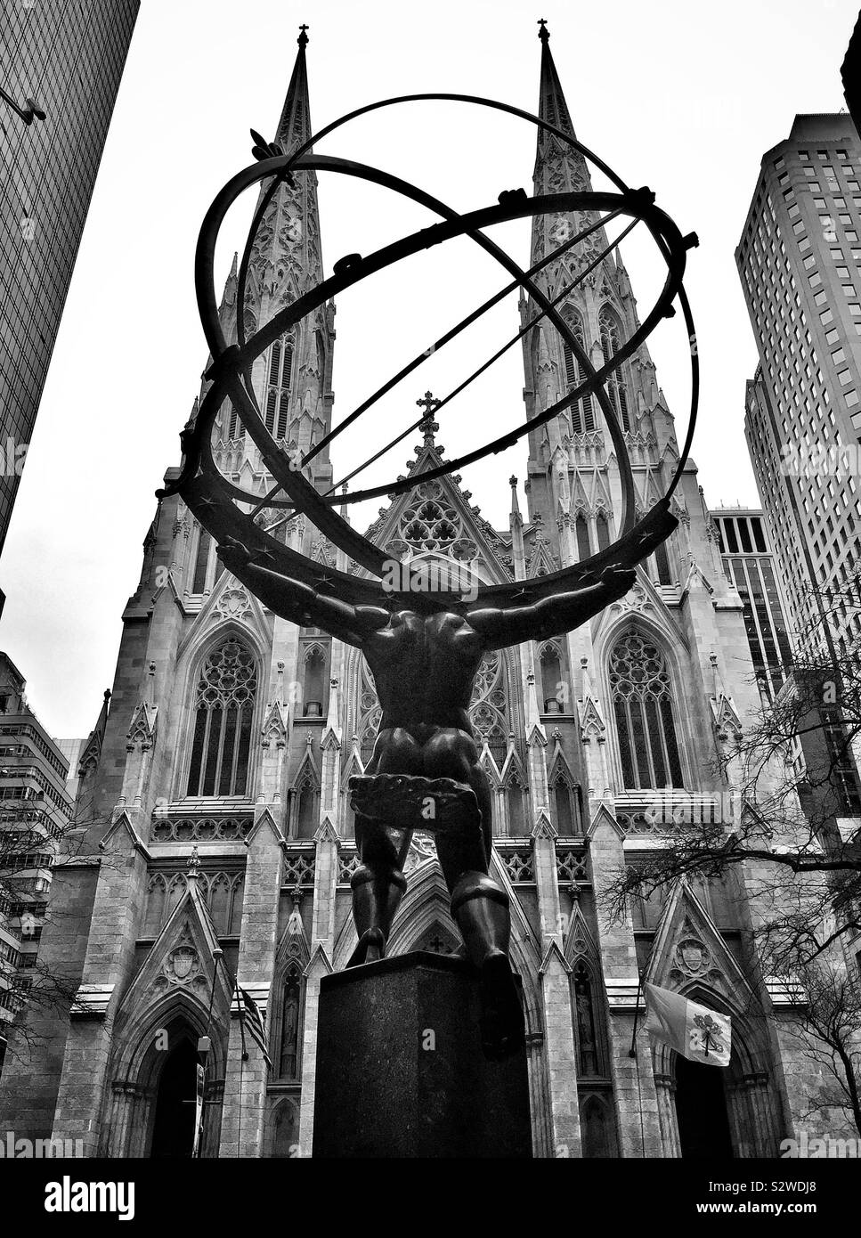 La statue d'Atlas en face de la cathédrale Saint Patrick à New York. Banque D'Images