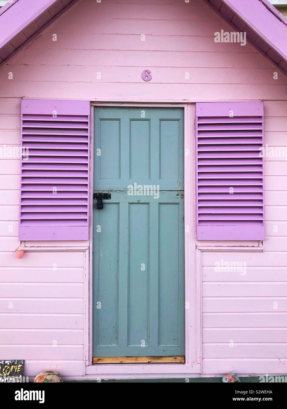 Cabane de plage en violet et rose, Westward Ho, Devon, Angleterre. Banque D'Images