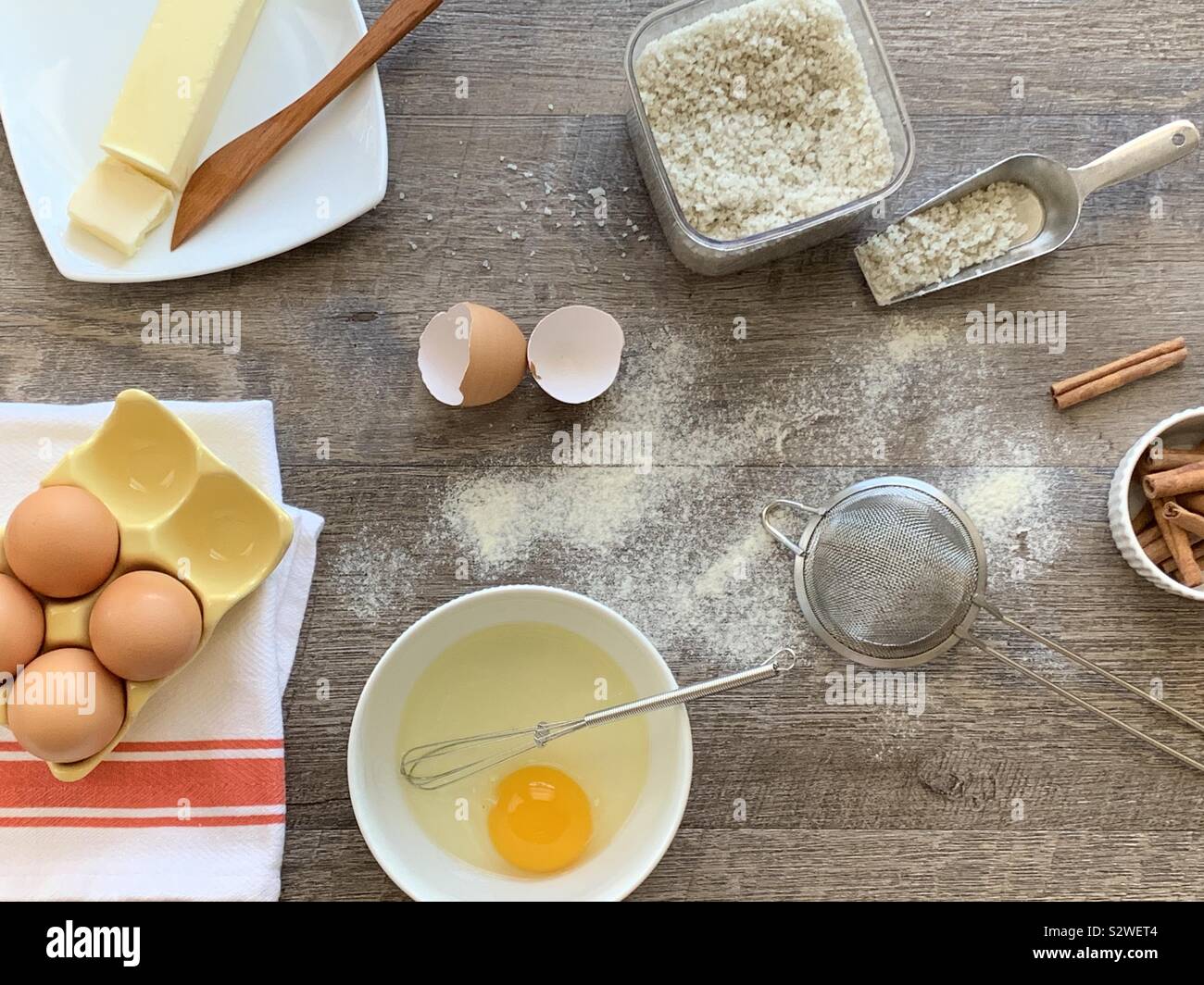 Flatlay avec ingrédients, y compris le beurre, farine, oeufs, sel Banque D'Images