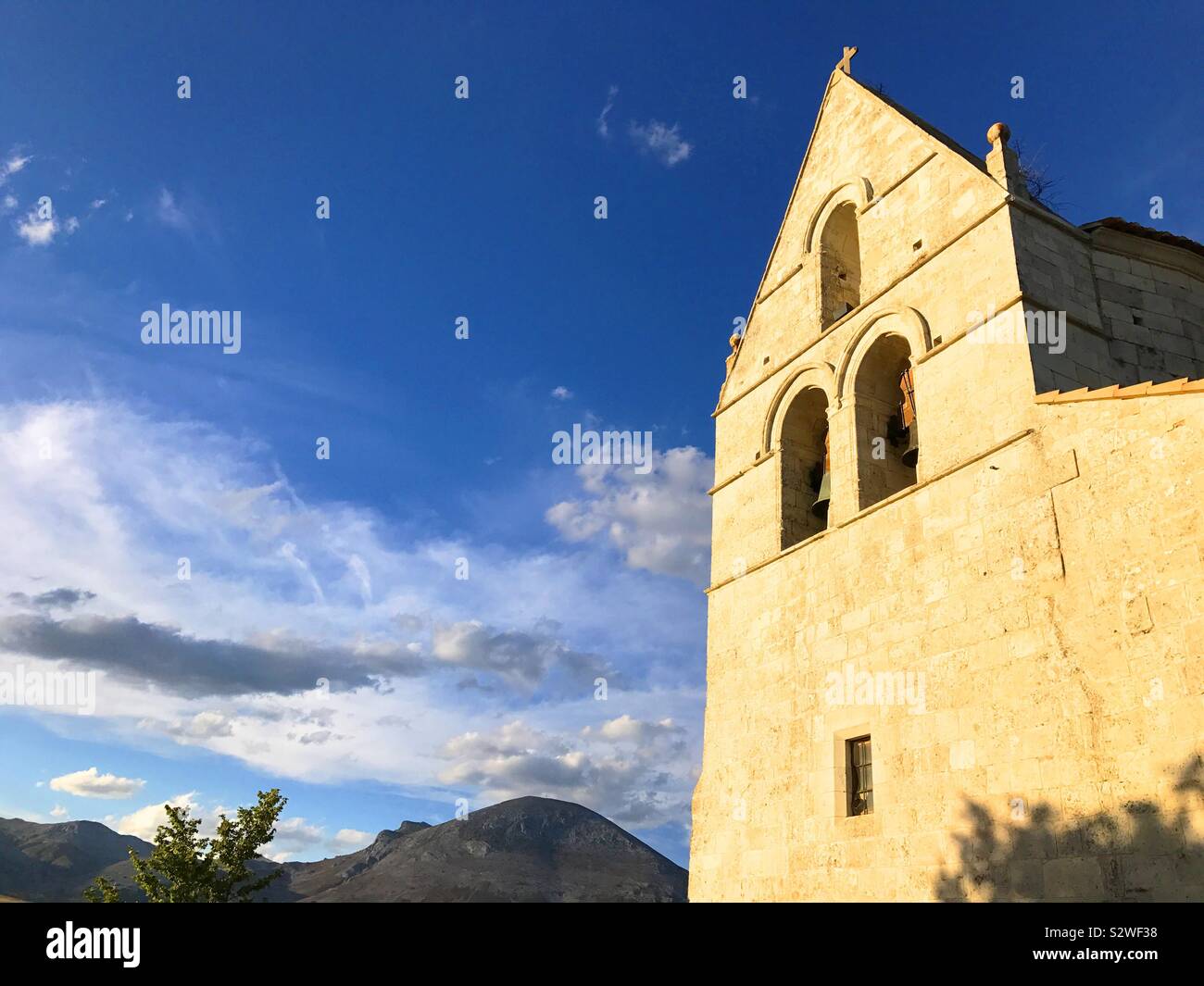 Clocher de l'église romane. Pison de Castrejon, province de Palencia, Castille Leon, Espagne Banque D'Images