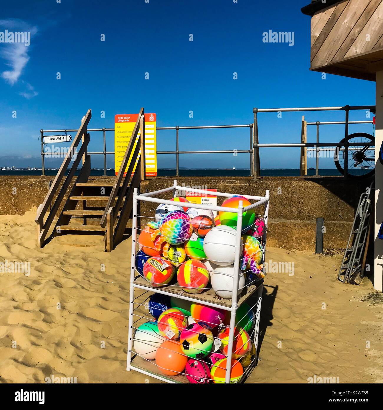 Pour la vente de marchandises de plage ballons colorés en plastique pour les jeux de plage sur le sable à marée basse Banque D'Images