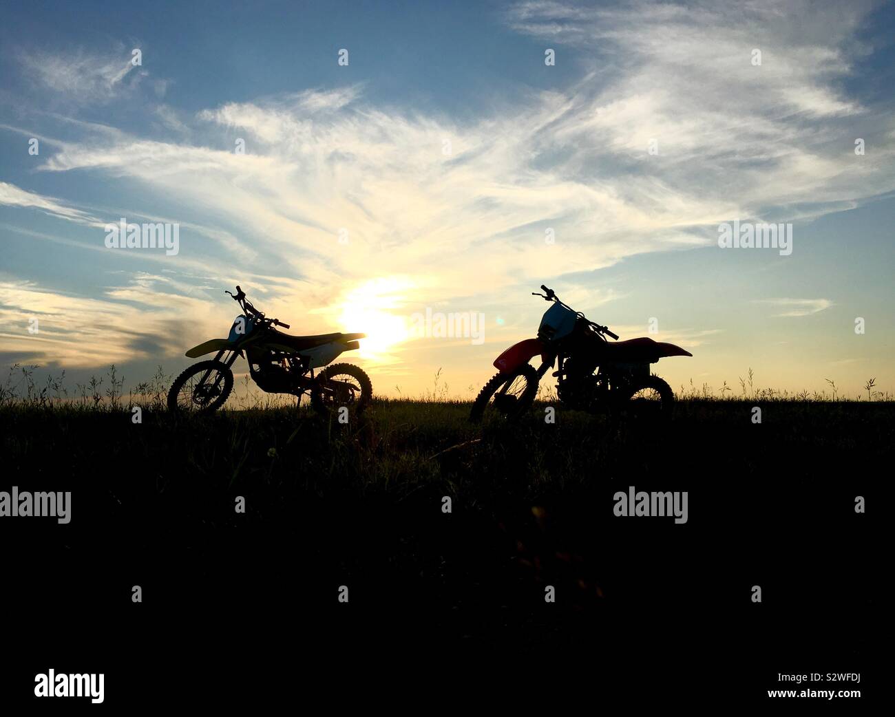 Soir dirt bike ride. Saskatchewan Le coucher du soleil. Banque D'Images