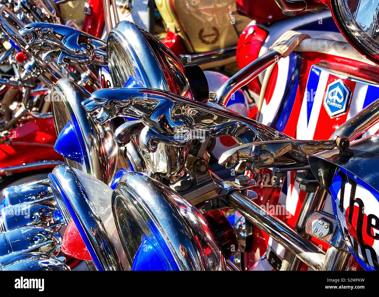 Brighton, UK. Jaguar et Union Jack sur un scooter comme Mods se rassembler dans soleil brillant pour l'assemblée annuelle de la Banque Août Mod Weekender rally. Banque D'Images