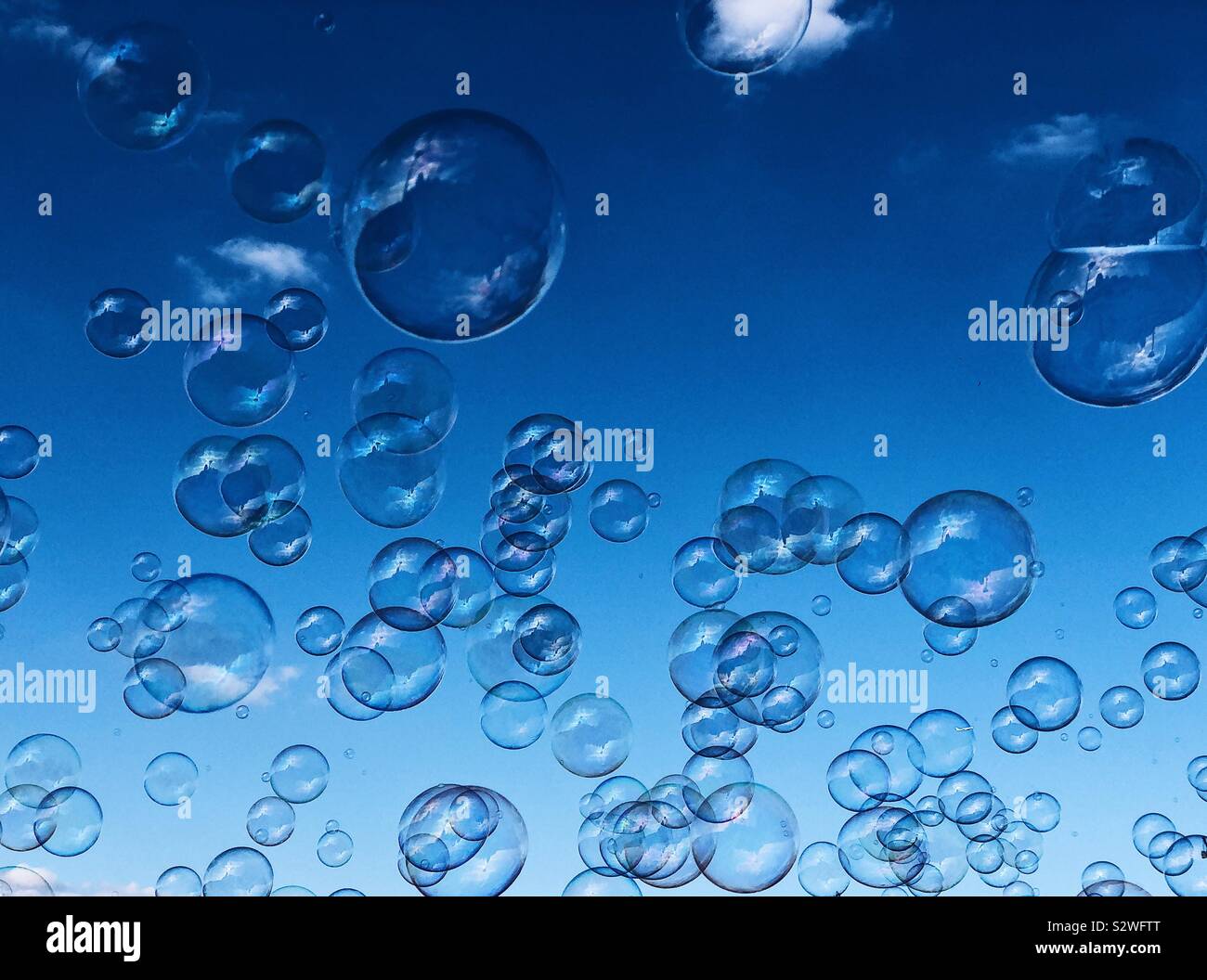 Bulles contre un ciel d'été bleu - Image de stock capturée avec un smartphone