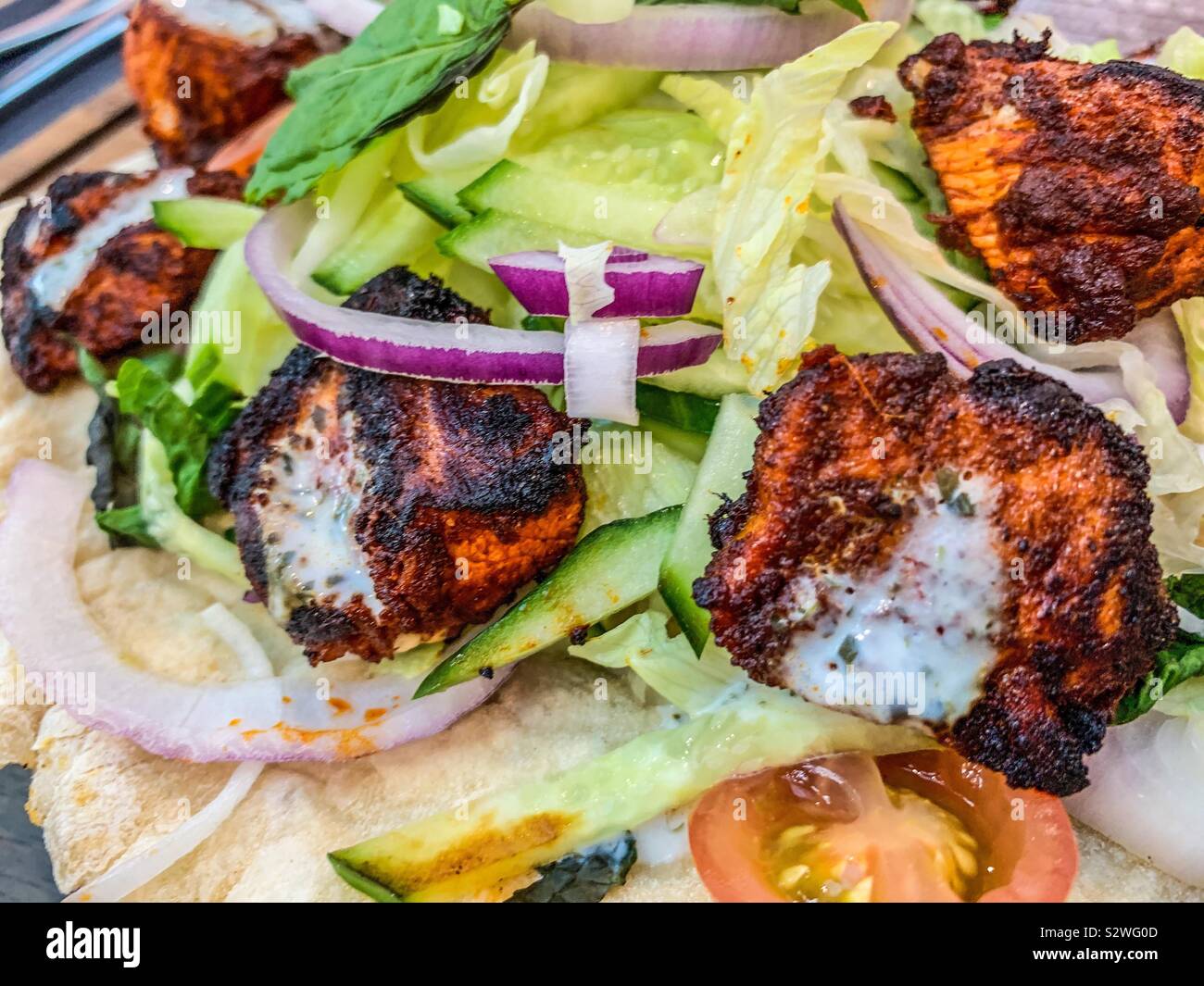 Poulet tikka morceaux et salade Banque D'Images