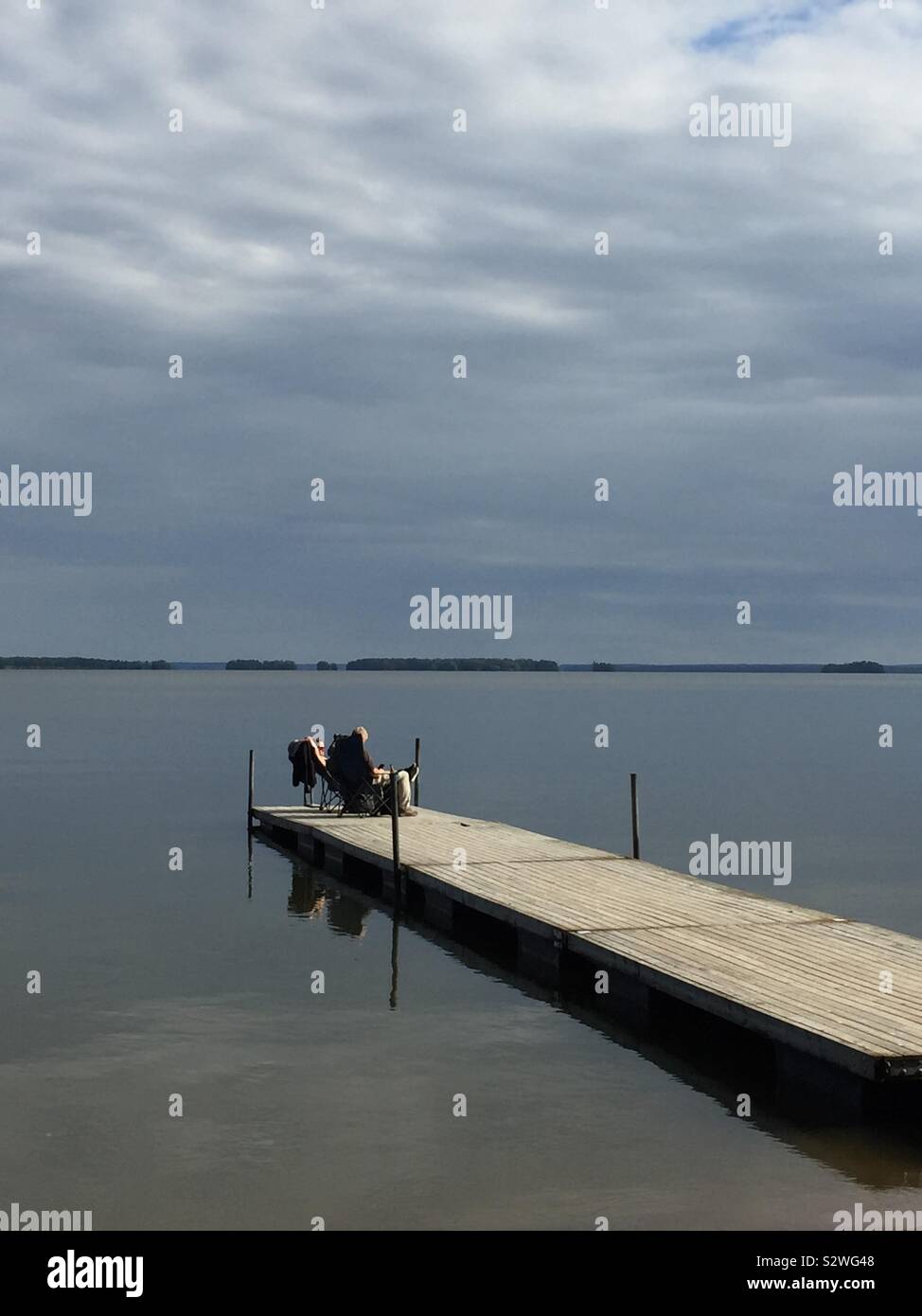 Baignoire en bois pier au lac Hjälmaren, Suède. L'été 2019. Banque D'Images