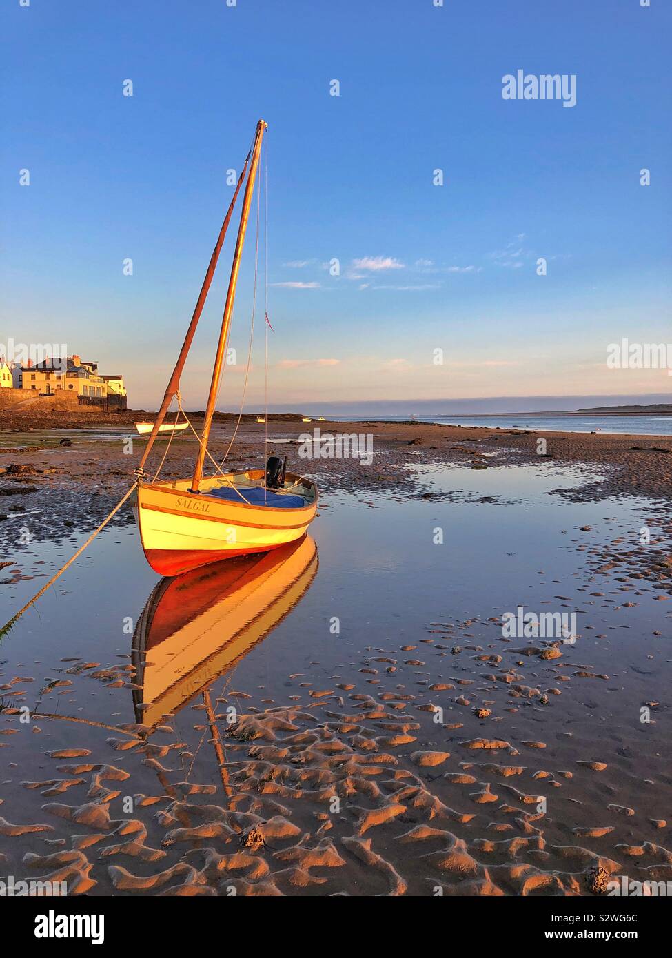 Bateau à voile amarré à Appledore sur l'estuaire de la rivière Torridge, peu après le lever du soleil. - Image de stock capturée avec un smartphone