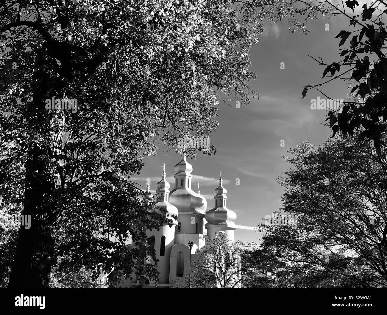 Eglise Orthodoxe russe en noir et blanc, entouré d'arbres et le ciel. Banque D'Images