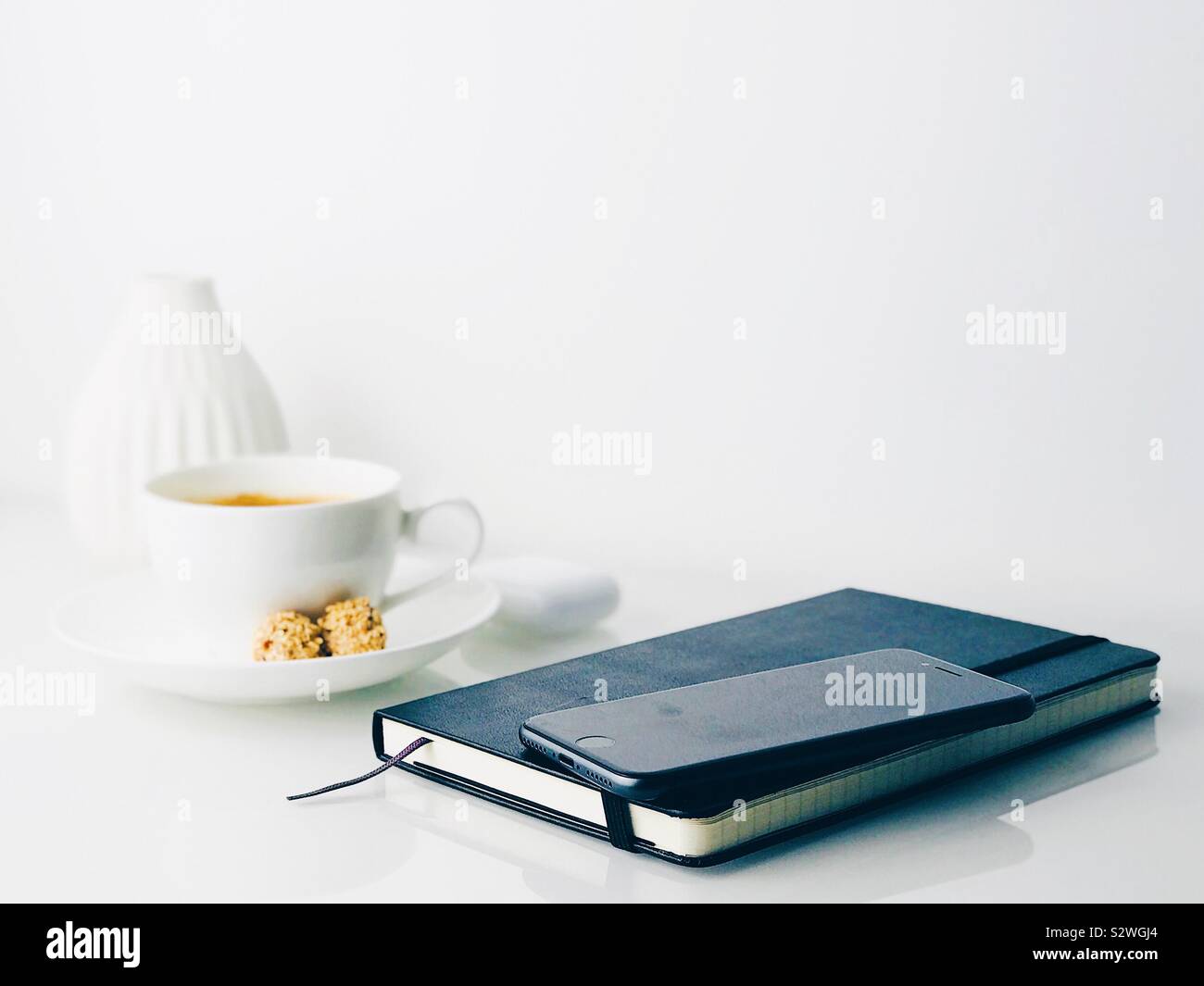 Ordinateur portable, téléphone mobile et du café sur un bahut Banque D'Images