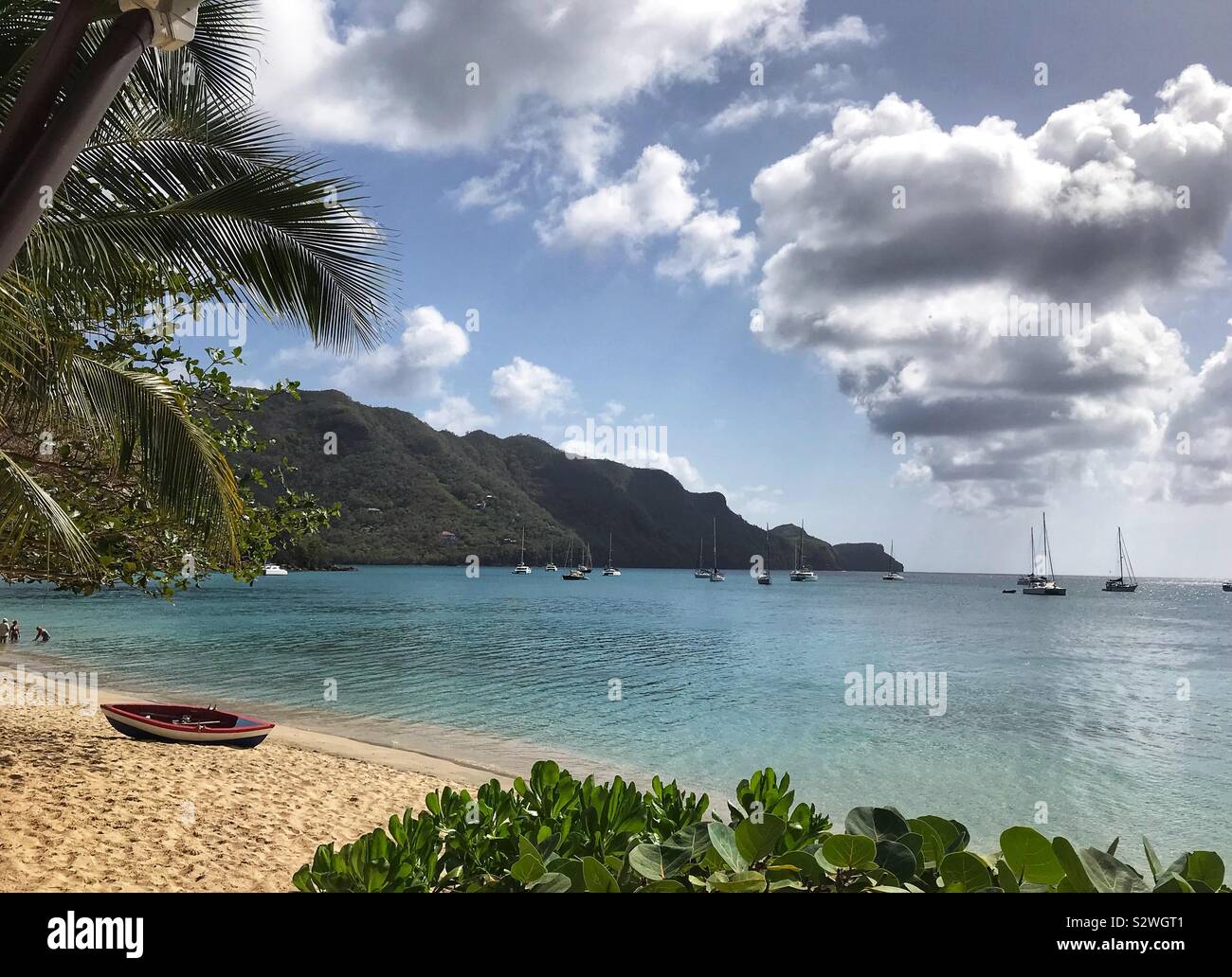 Vue de la princesse Margaret Beach et la mer des Caraïbes à partir de Jacks Bar de plage - Bequia, St.Vincent et les Grenadines Banque D'Images
