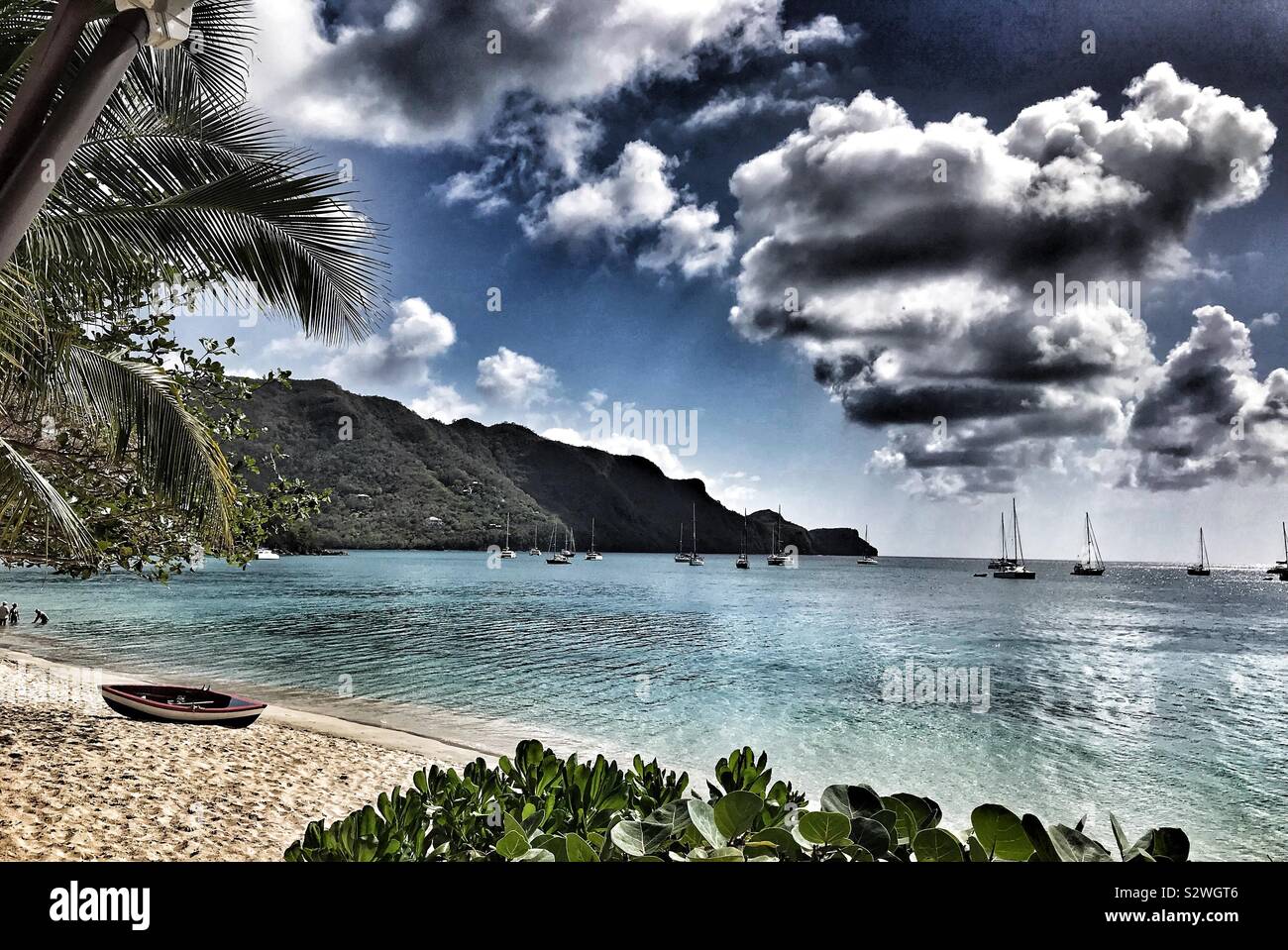 Vue de la princesse Margaret Beach et la mer des Caraïbes à partir de prises jacks Bar de plage - Bequia, St.Vincent et les Grenadines Banque D'Images