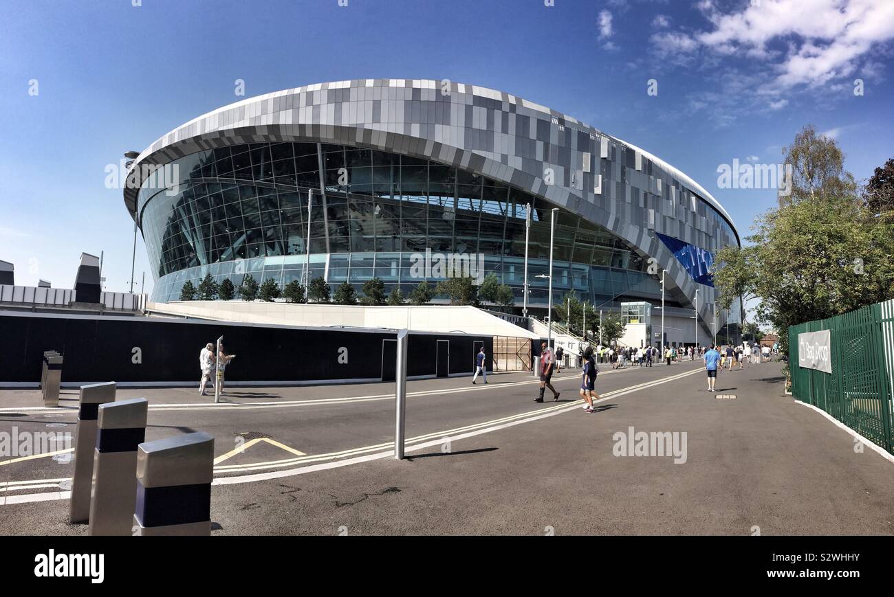 Le nouveau stade de football de Tottenham Hotspur vus de Park Lane sur un jour de match Banque D'Images