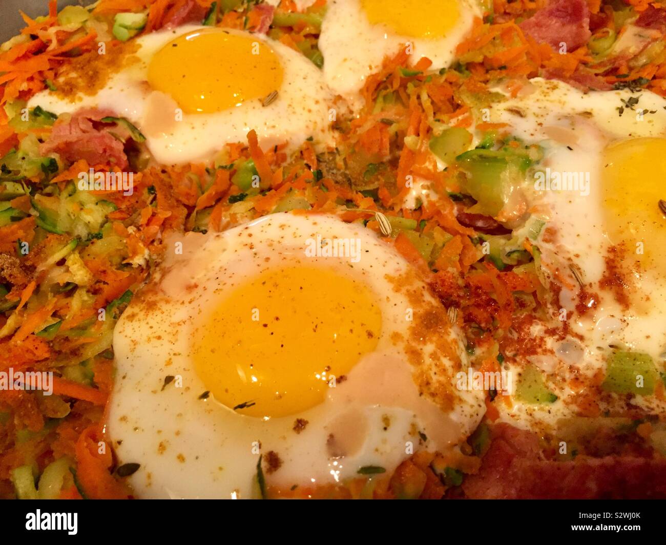 Les œufs avec bacon de dinde et de légumes Banque D'Images