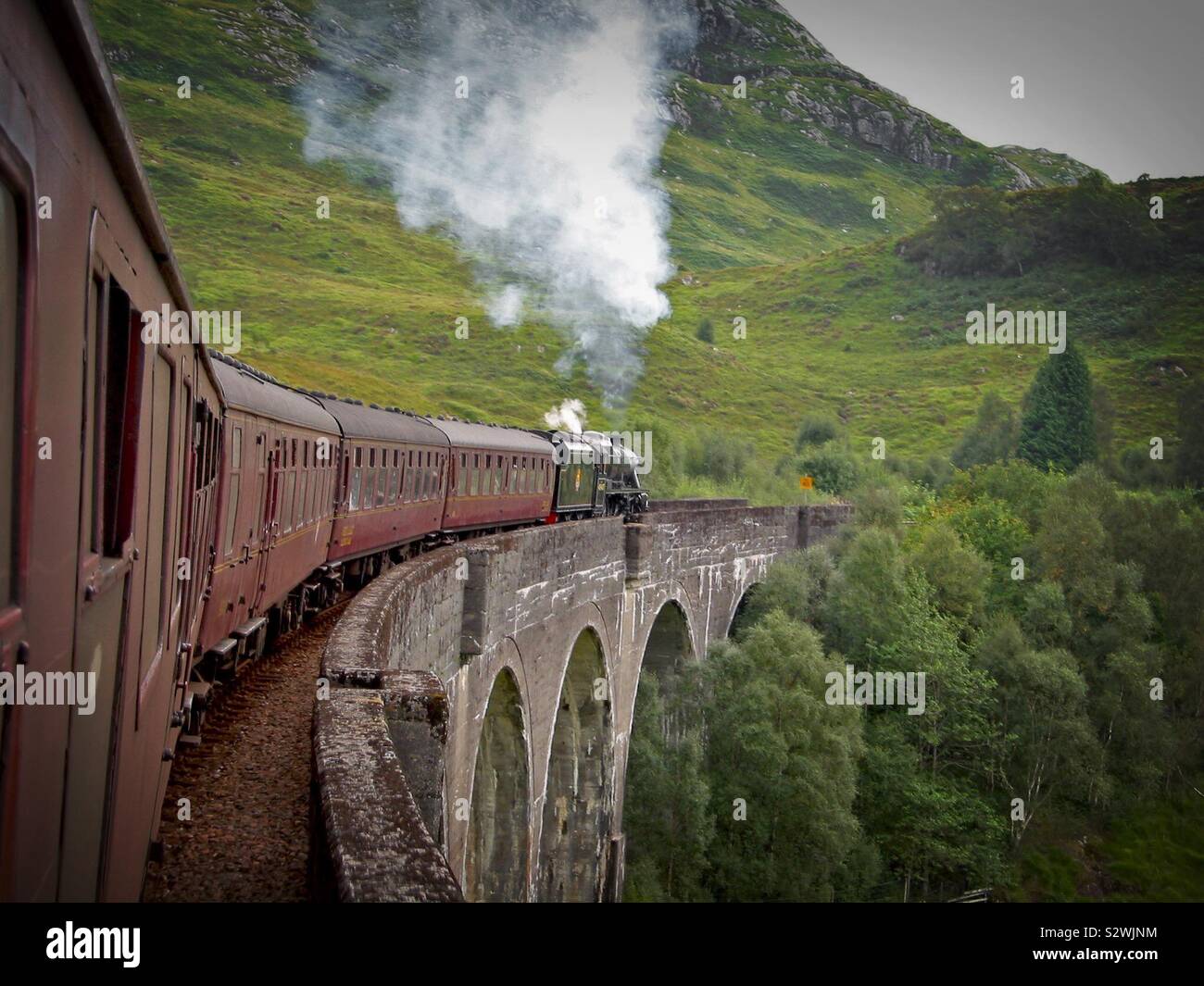 Harry Potter de passage du train à vapeur Jacobite viaduc de Glenfinnan en Ecosse Banque D'Images