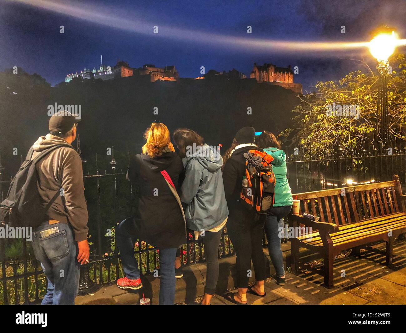 Festival d'Édimbourg et de tatouage, visualisation des touristes le château d'Édimbourg au crépuscule Banque D'Images