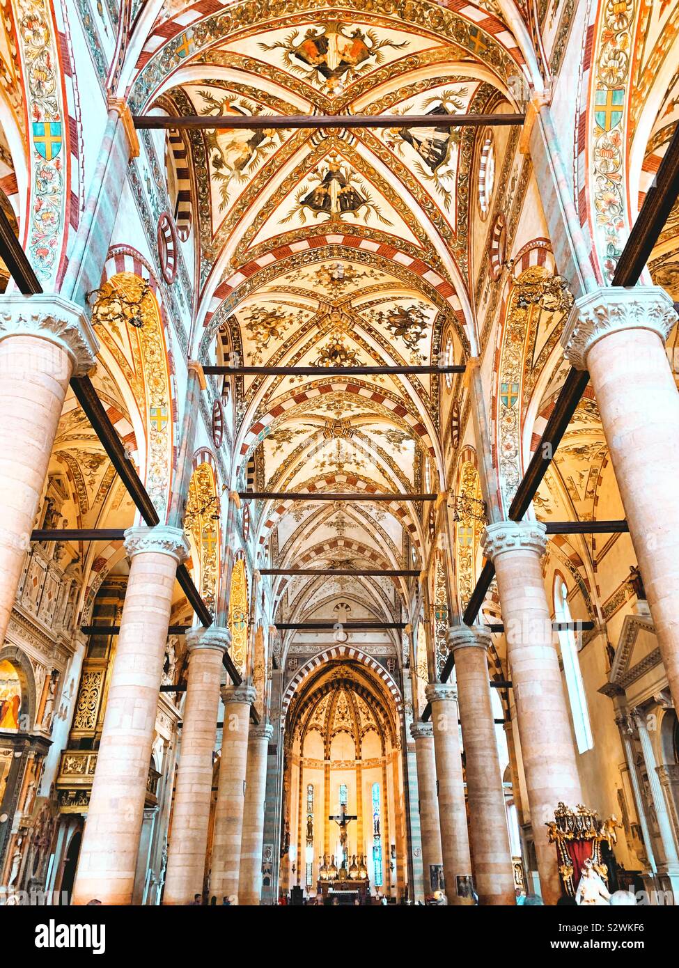 Intérieur de l'église Sainte-Anastasie à Vérone - Italie Banque D'Images