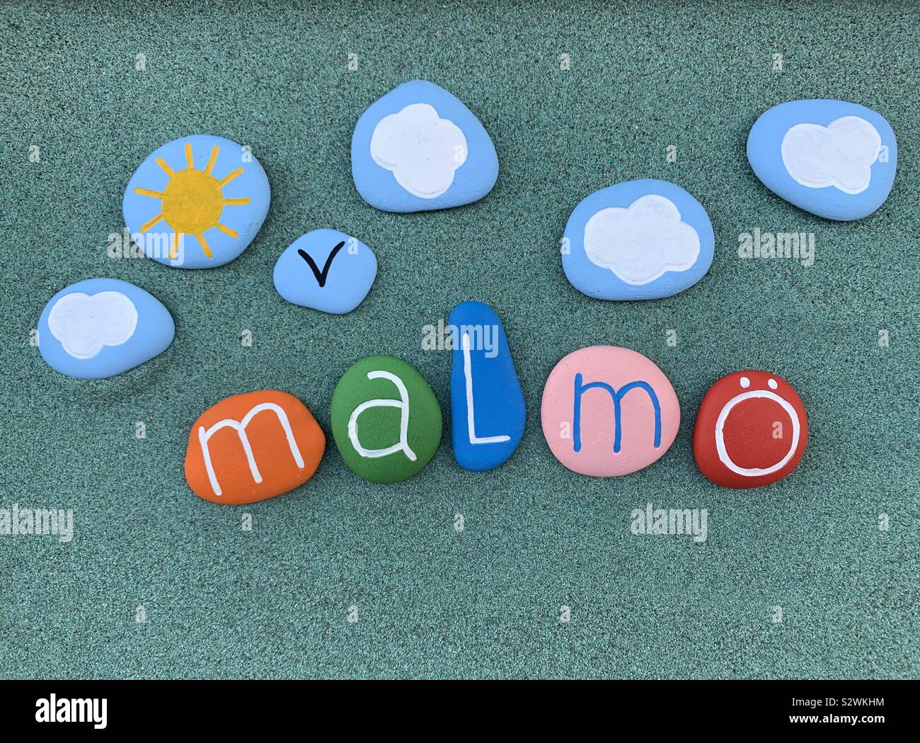Souvenir de Malmö, en Suède avec une composition créative de pierres de couleur sur le sable vert Banque D'Images