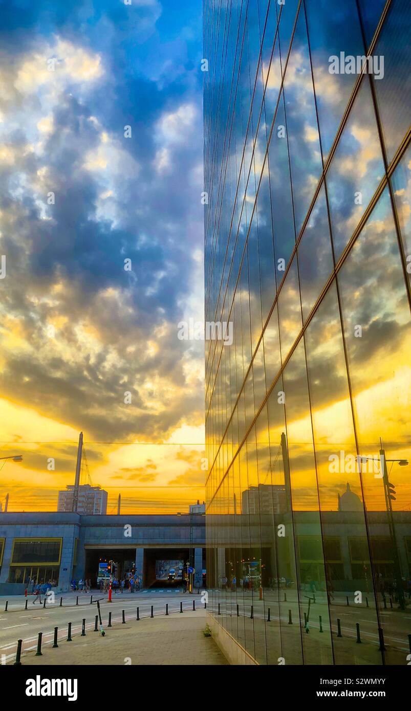 Colorée et spectaculaire Golden blue sunrise compte dans les fenêtres des bureaux d'un bâtiment dans le quartier des affaires de la ville de Bruxelles - Image de stock capturée avec un smartphone