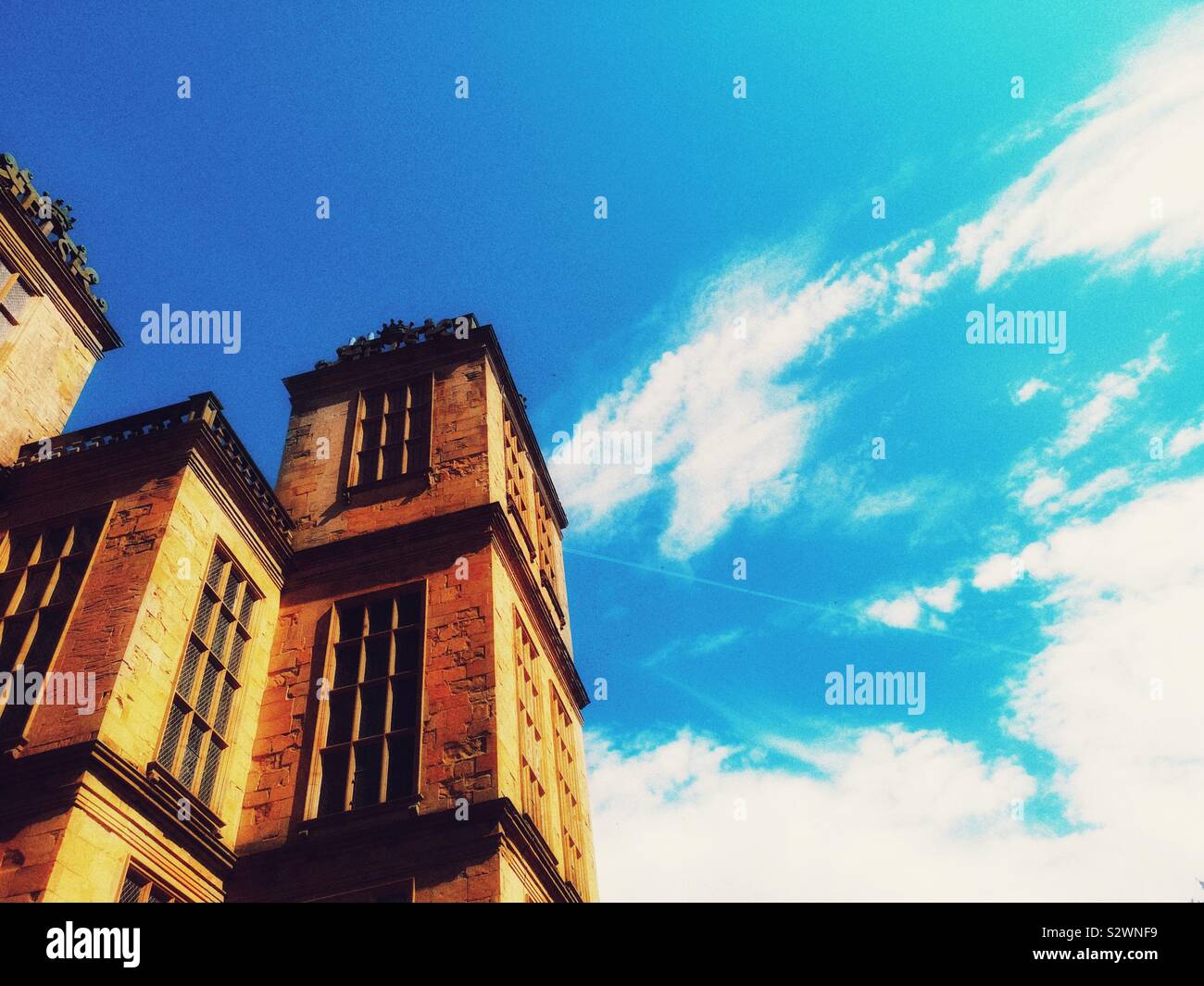 Hardwick Hall low angle view, Derbyshire, Angleterre. La liste de grade 1, maison élisabéthaine construit entre 1590-97 par Robert Smythson pour Bess de Hardwick, Elizabeth Shrewsbury Banque D'Images