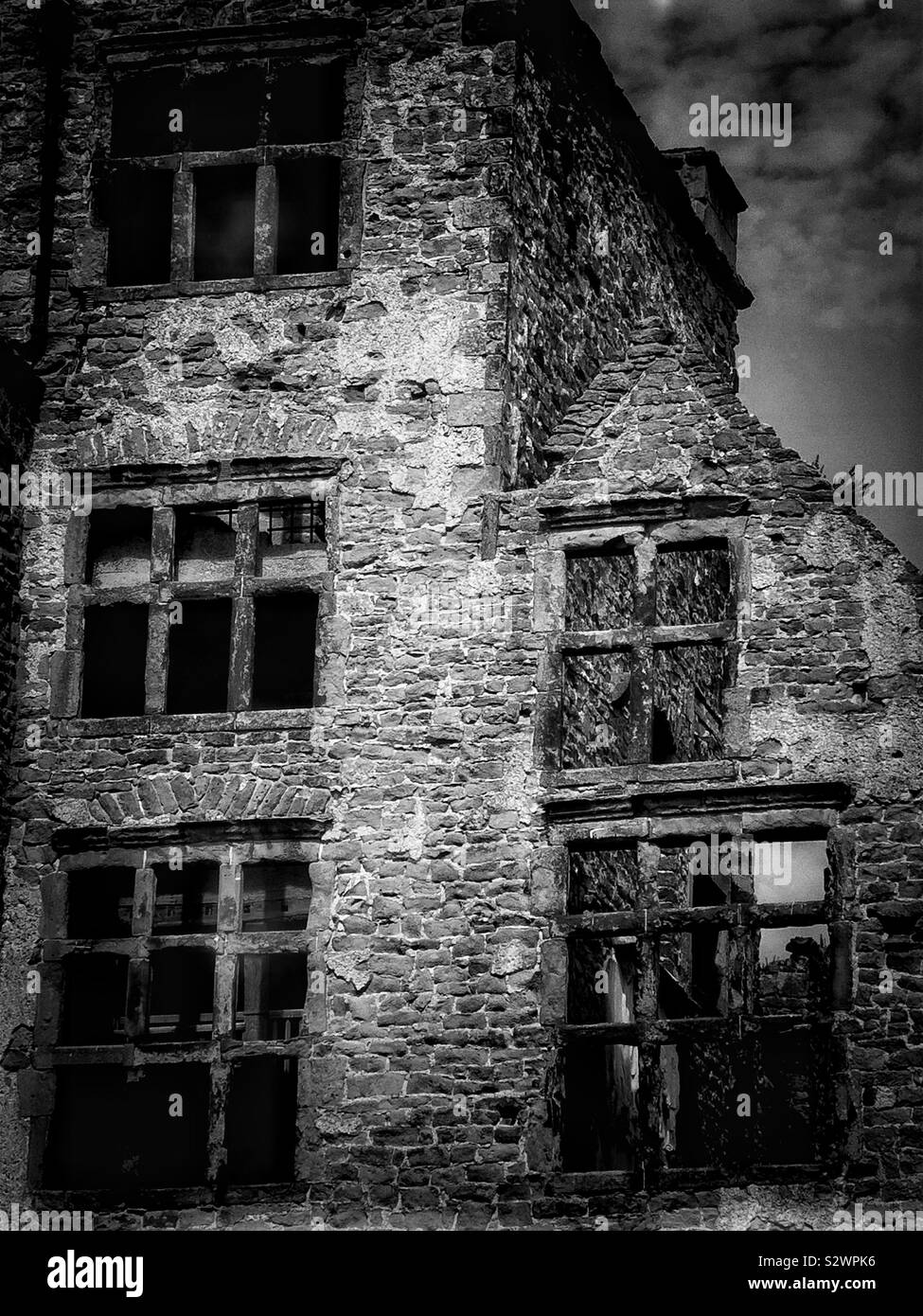 Image en noir et blanc de Hardwick Old Hall, Derbyshire, Angleterre. Période Tudor house construit entre 1587-96 pour Bess de Hardwick, Elizabeth Shrewsbury Banque D'Images