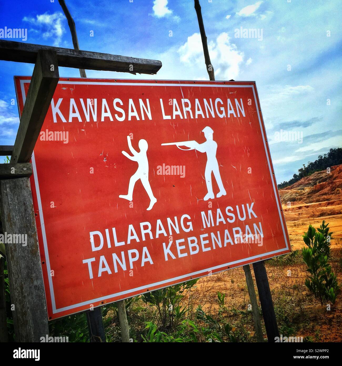 Aucun signe d'intrusion généralement dans de la Malaisie (Traduction : 'zone restreinte - Pas d'entrée sans autorisation"). Le graphique indique de graves conséquences ... Banque D'Images