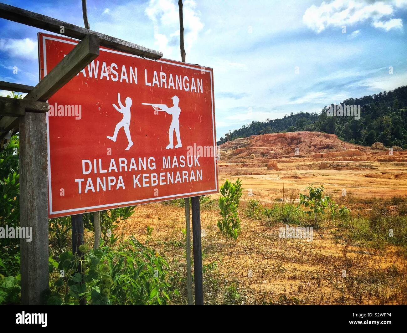 Aucun signe d'intrusion généralement dans de la Malaisie (Traduction : 'zone restreinte - Pas d'entrée sans autorisation"). Le graphique indique de graves conséquences ... Banque D'Images