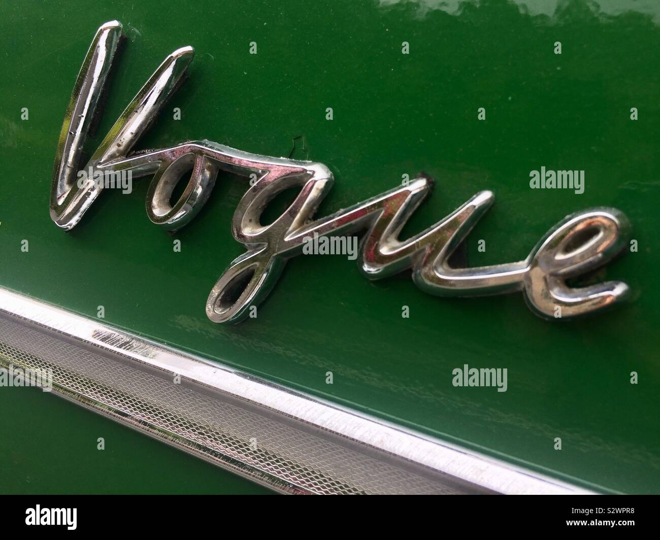 Logo Vogue close up of a green Singer Vogue voiture classique britannique Banque D'Images
