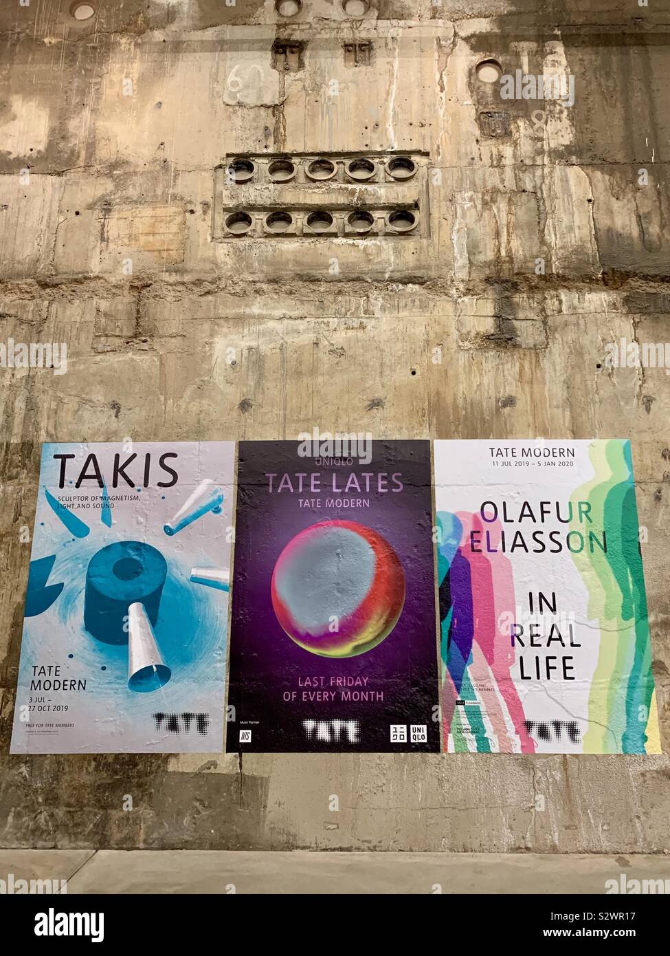 Londres, Royaume-Uni - 29 août 2019 : Des affiches publicitaires à l'intérieur de la Tate Modern - Takis et Olafur Eliasson dans la vie réelle. - Image de stock capturée avec un smartphone