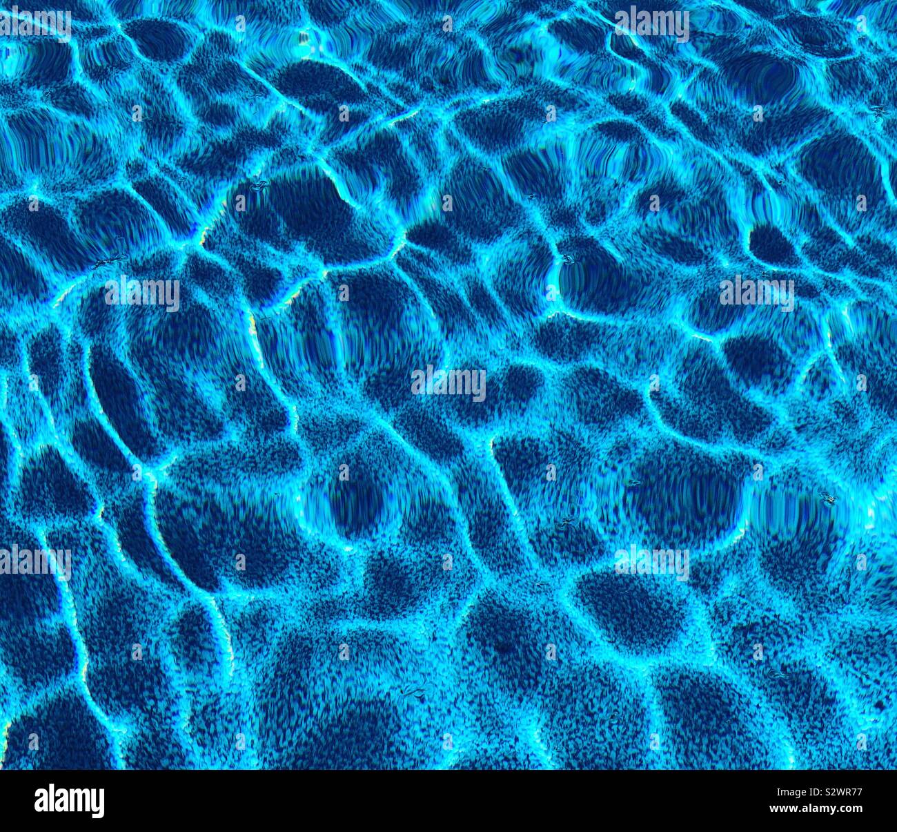 La lumière sur la surface d'une piscine extérieure - Image de stock capturée avec un smartphone
