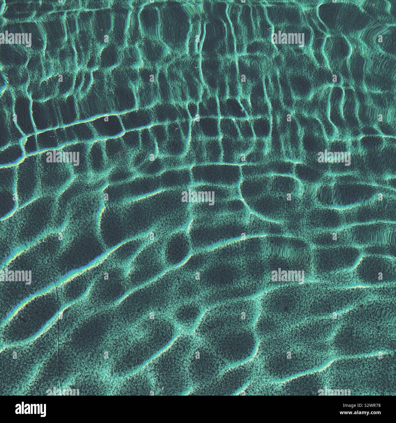 La lumière du soleil sur l'eau d'une piscine extérieure - Image de stock capturée avec un smartphone