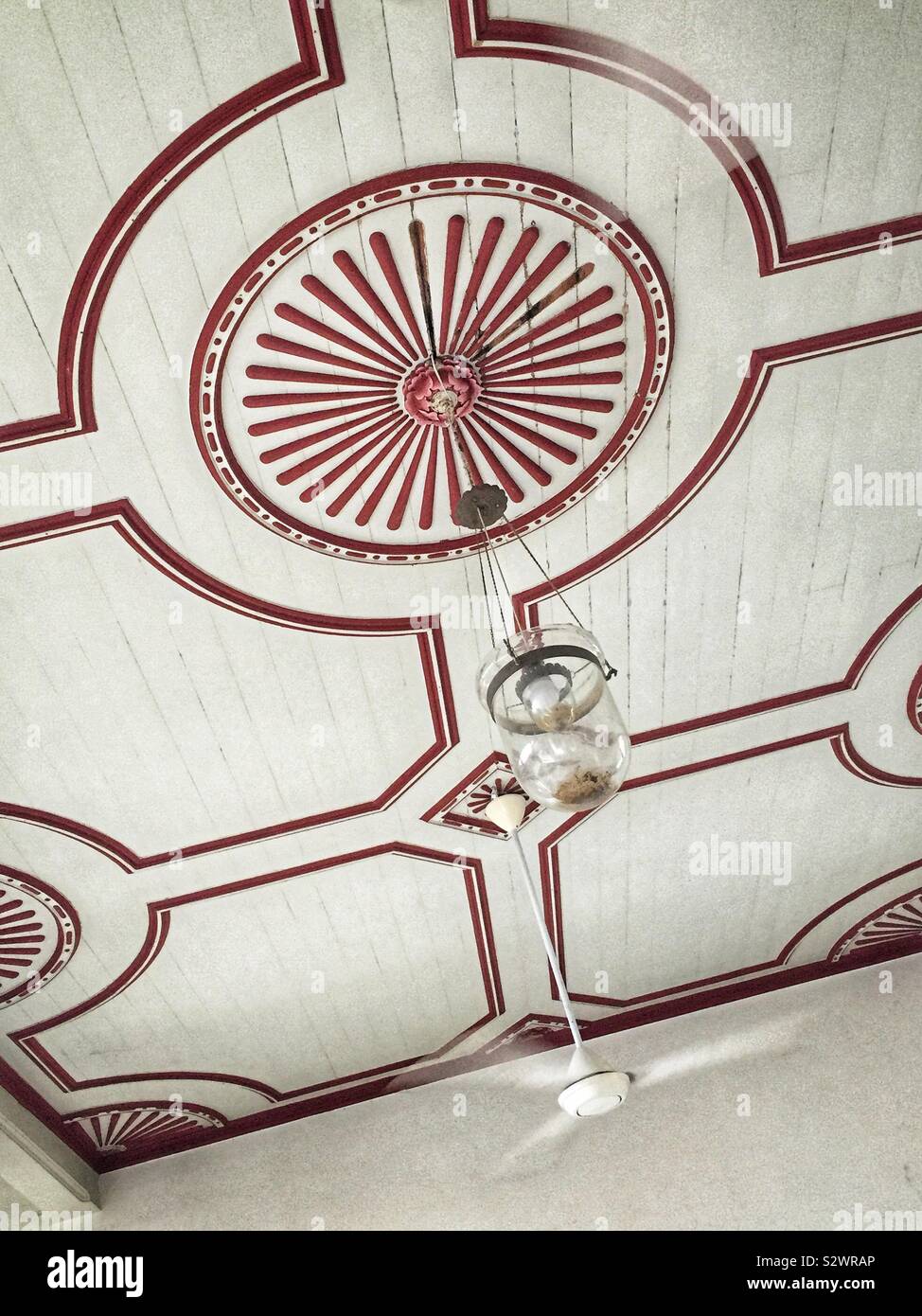Détail d'un plafond en bois peint de Cheong Fatt Tze (aka La Maison Bleue), un hôtel particulier chinois de la fin du xixe siècle aujourd'hui restaurée comme un hôtel-boutique, George Town, Penang, Malaisie - Image de stock capturée avec un smartphone