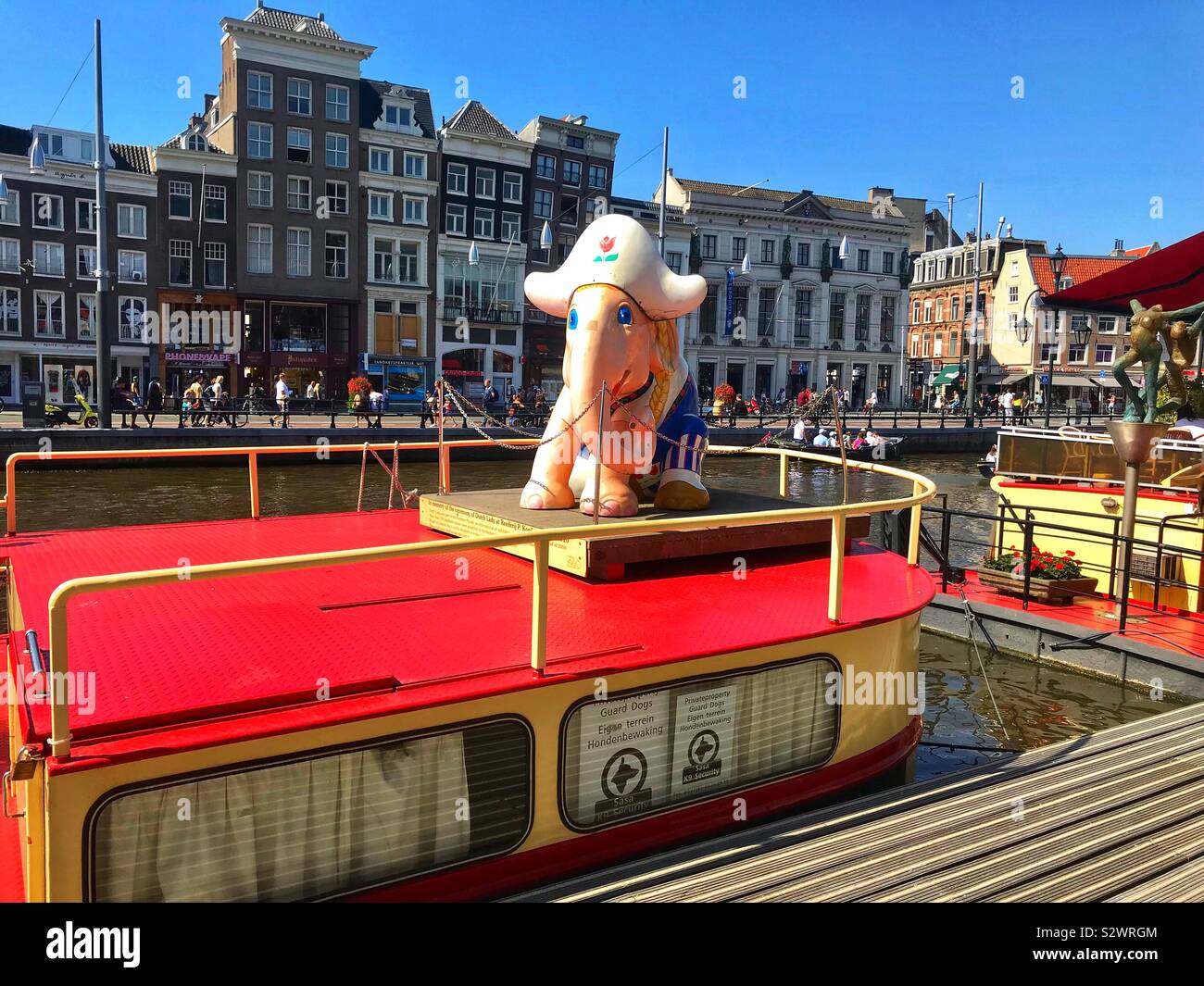 Sur l'éléphant d'Amsterdam canal boat - Image de stock capturée avec un smartphone