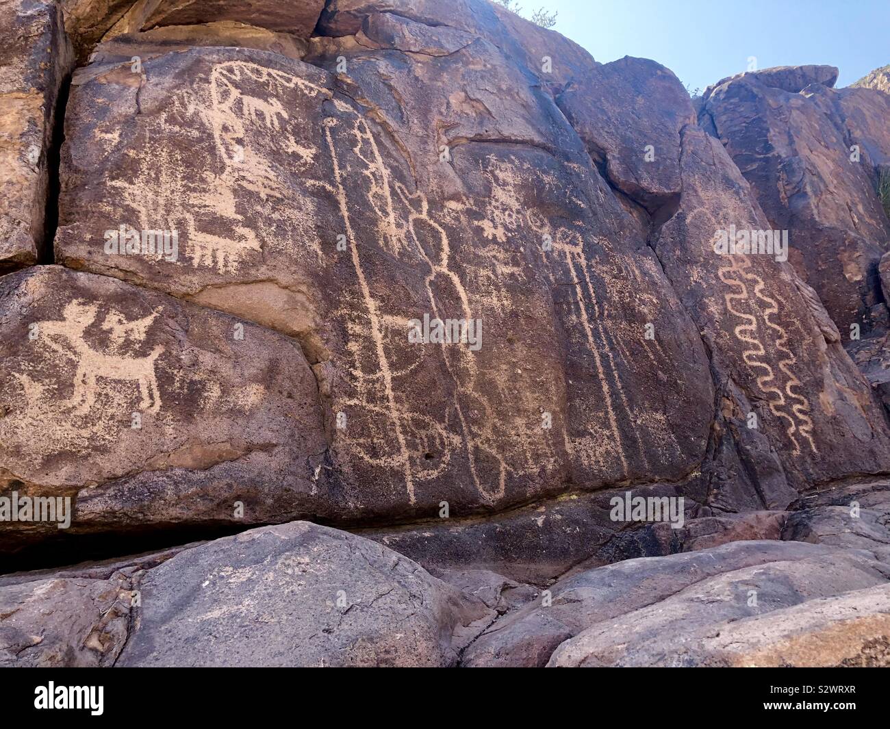 Pétroglyphes amérindiens sur les hiéroglyphes Trail, Superstition Mountains, Arizona Gold Canyon Banque D'Images