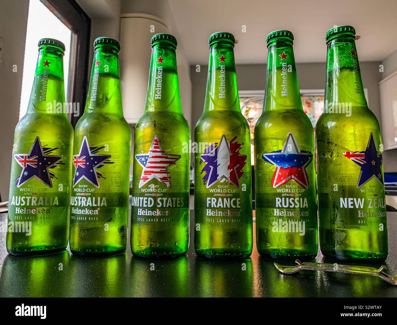 Rangée de bouteilles de bière Heineken Banque D'Images