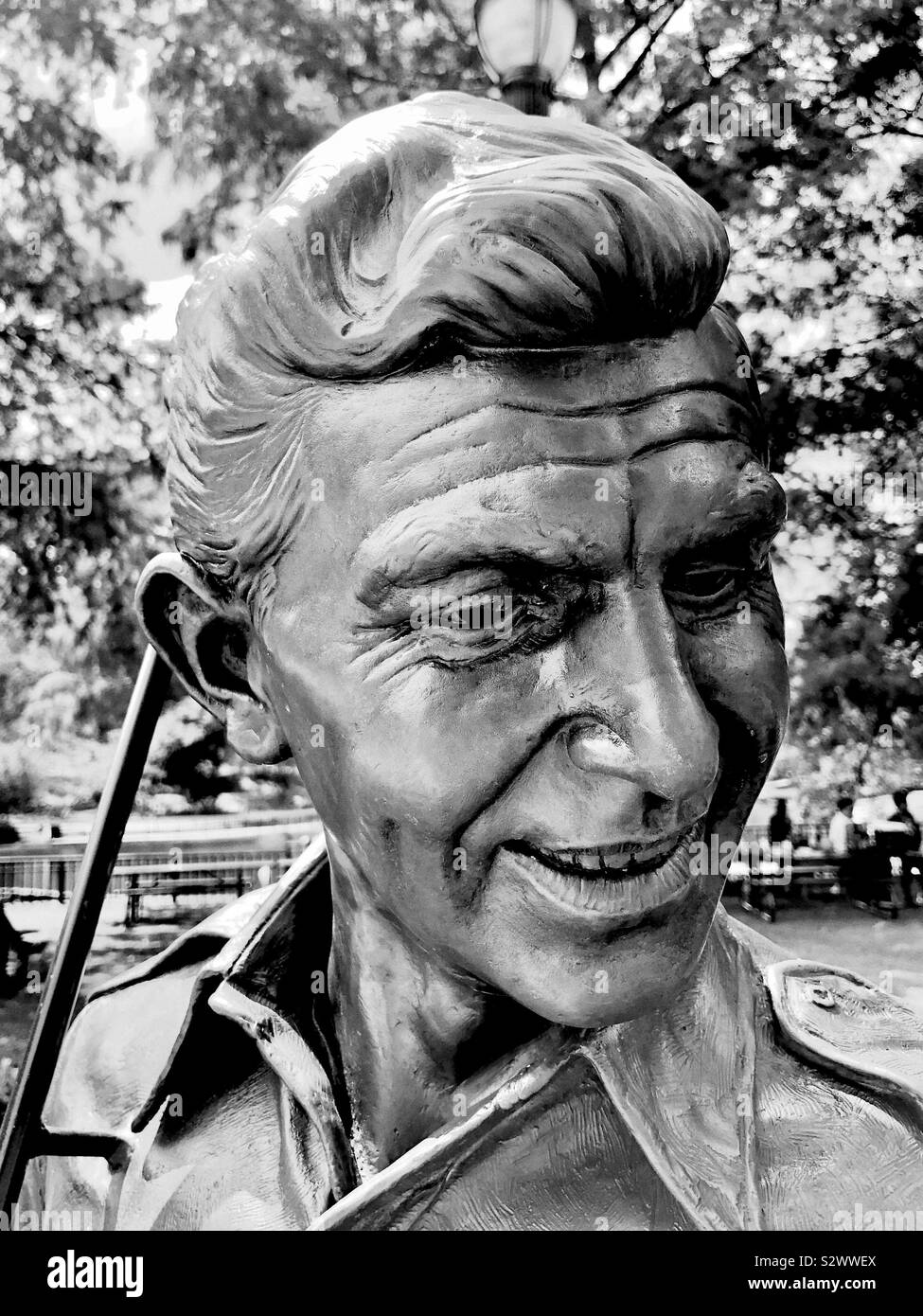 Andy Griffith comme noir et blanc portrait de la statue debout dans Pullen Park, Raleigh (Caroline du Nord) Banque D'Images