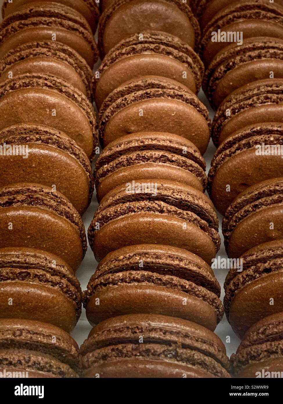 Délicieux macarons au chocolat frais savoureux biscuits sandwich. Banque D'Images