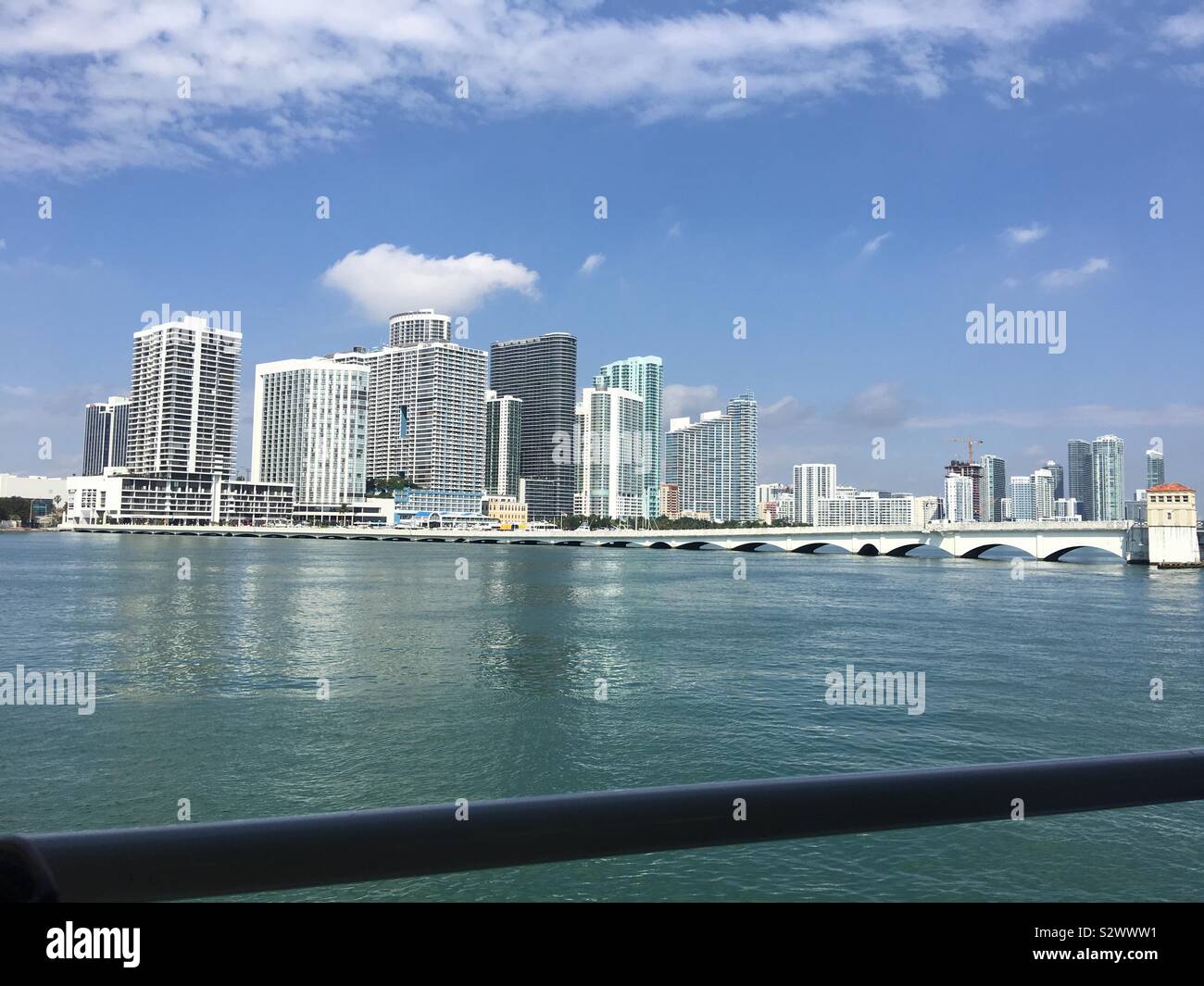 La ville de Miami avec le pont vénitien au premier plan Banque D'Images