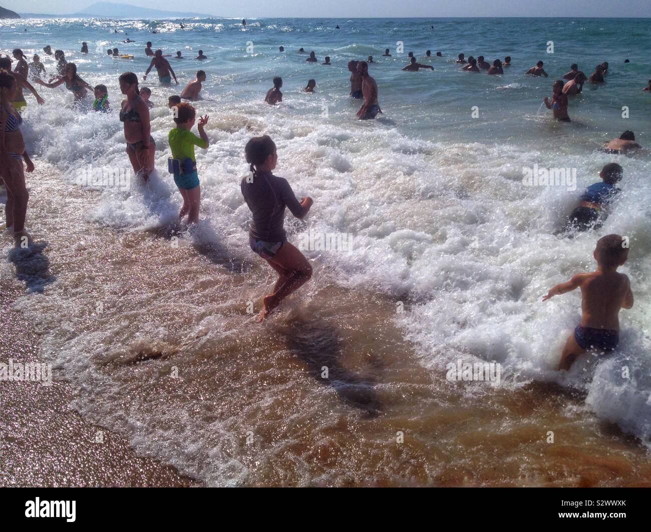 Baignade dans les vagues, Bidart Plage, France - Image de stock capturée avec un smartphone