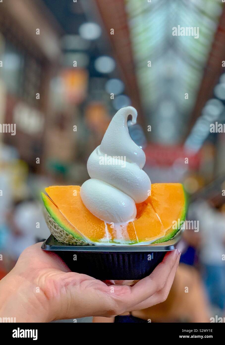 La crème glacée sur le melon au marché Kuromon, Osaka-Shi, Japon Banque D'Images