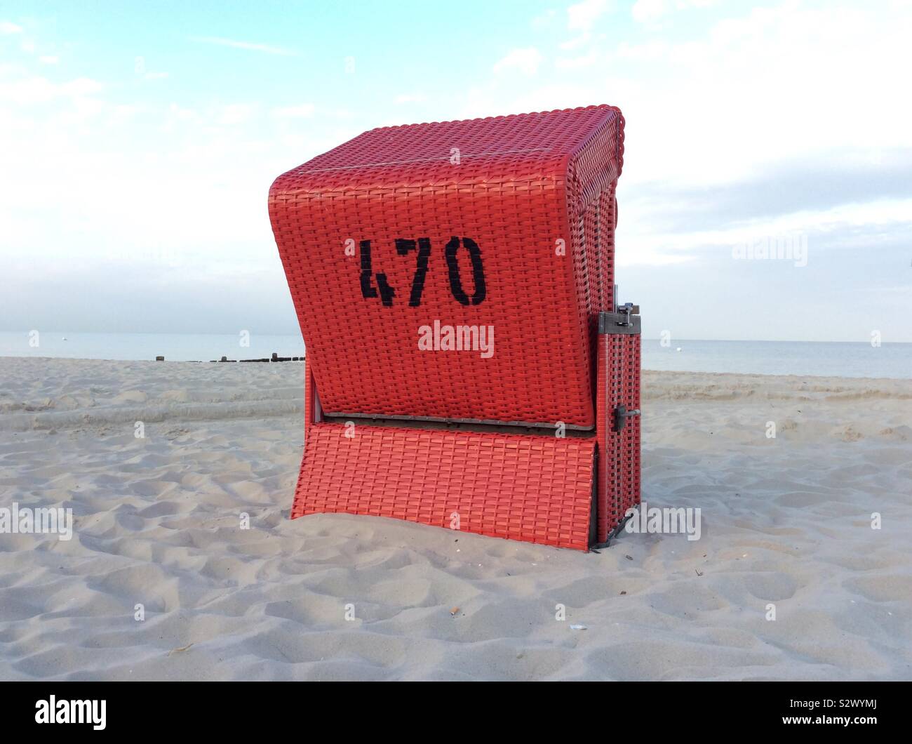 Chaise de plage en osier rouge unique, Bansin, Usedom, Mecklenburg Vorpommern, Germany, Europe Banque D'Images