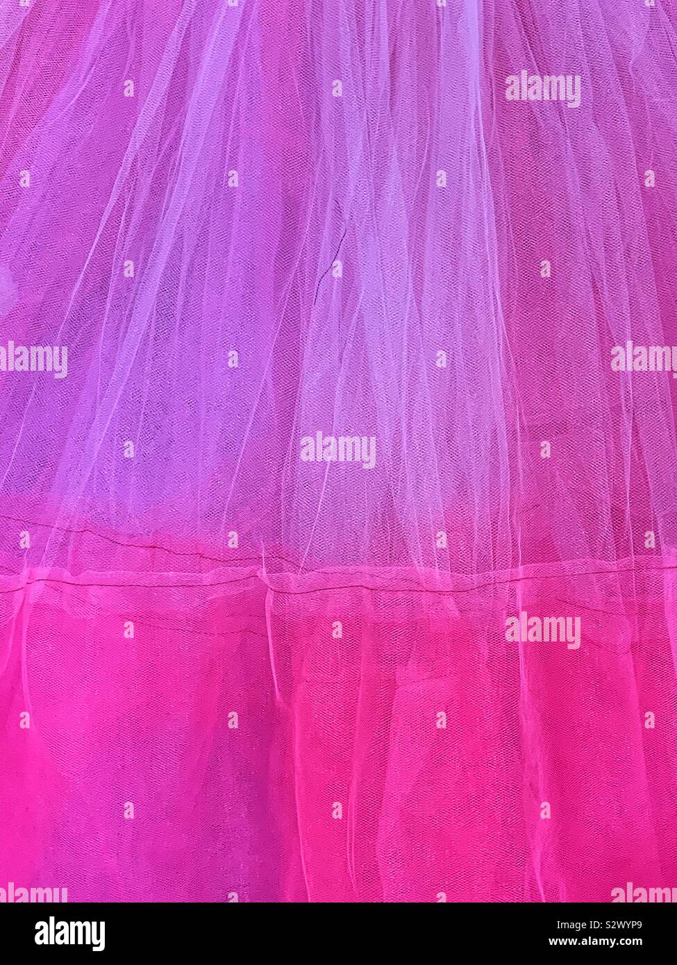 Fantaisie en mousseline rose chaud formelle jupe. - Image de stock capturée avec un smartphone