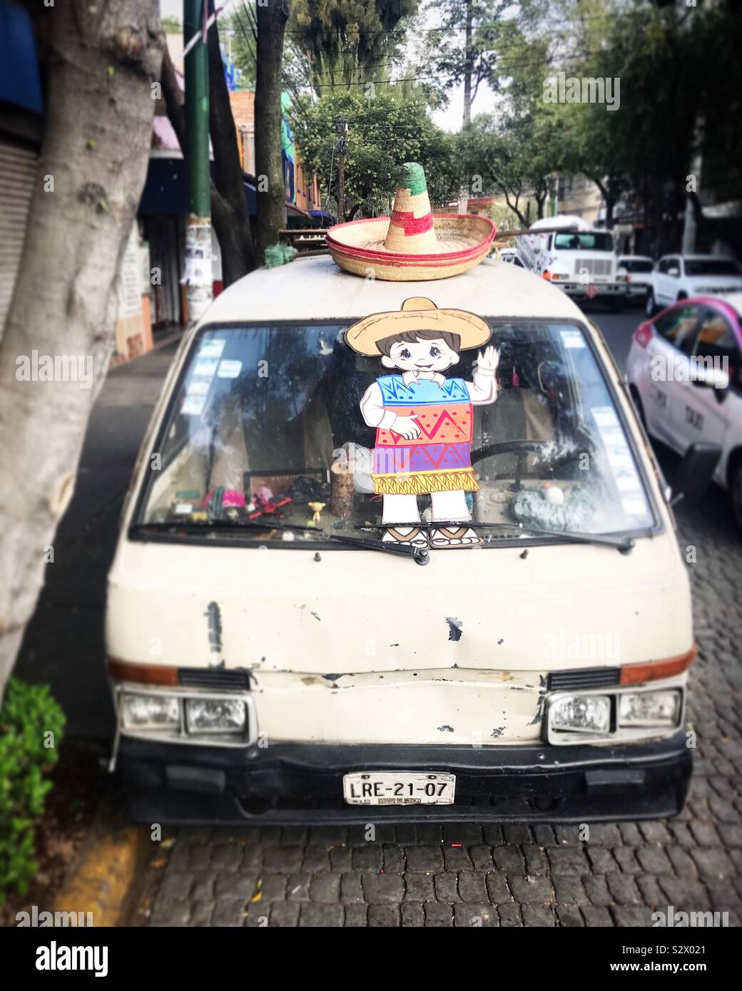 Un van décoré avec un chapeau mexicain et un document d'art populaire mexicain pour les jours fériés à Coyoacan, Mexique - Image de stock capturée avec un smartphone