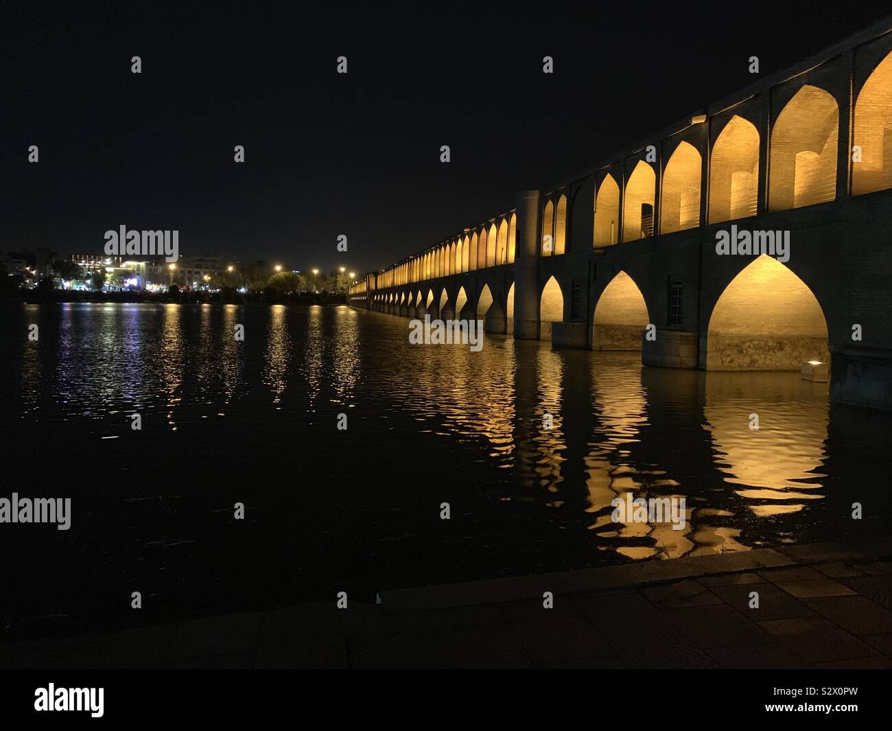 Si-O-se-pol bridge at night, le plus grand pont sur la rivière Zayanderud à Isfahan, Iran. Banque D'Images