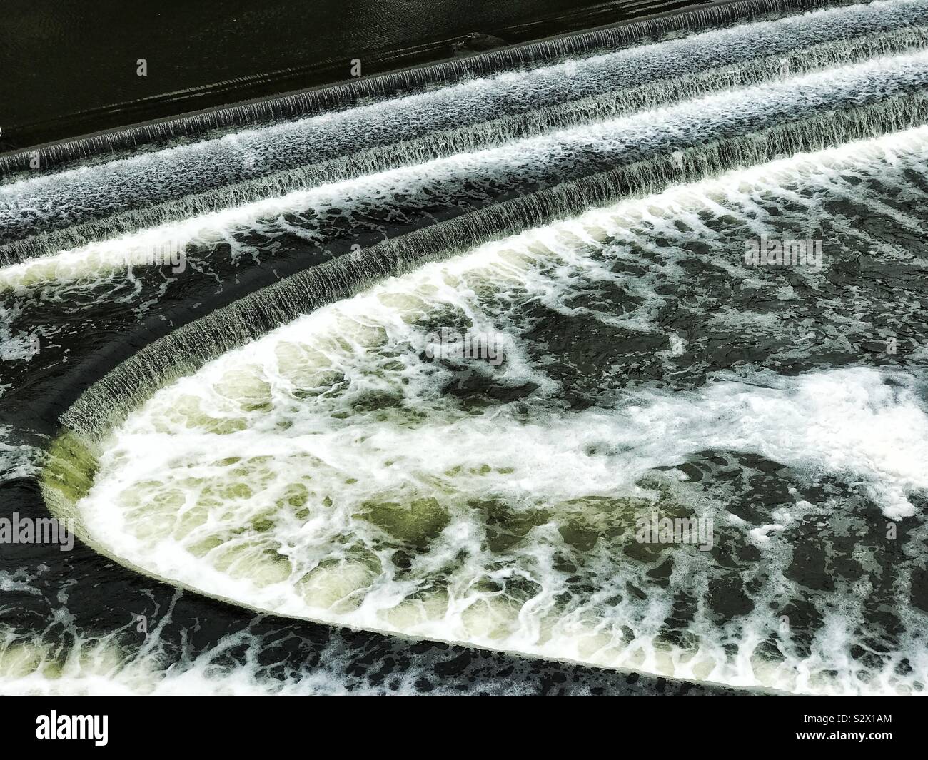 Close up of a river weir, en Angleterre. Banque D'Images