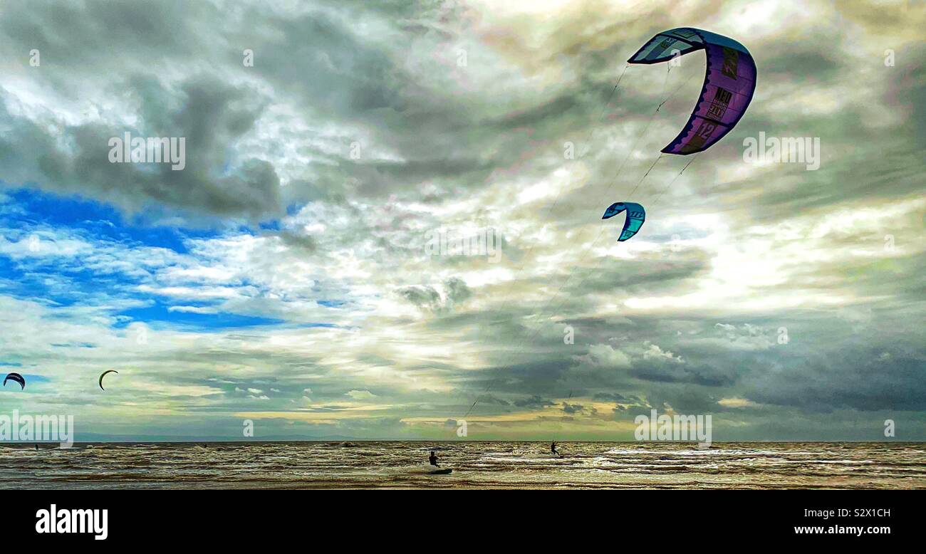 Kite surfeurs surfant à Porthcawl Rest Bay South Wales Banque D'Images