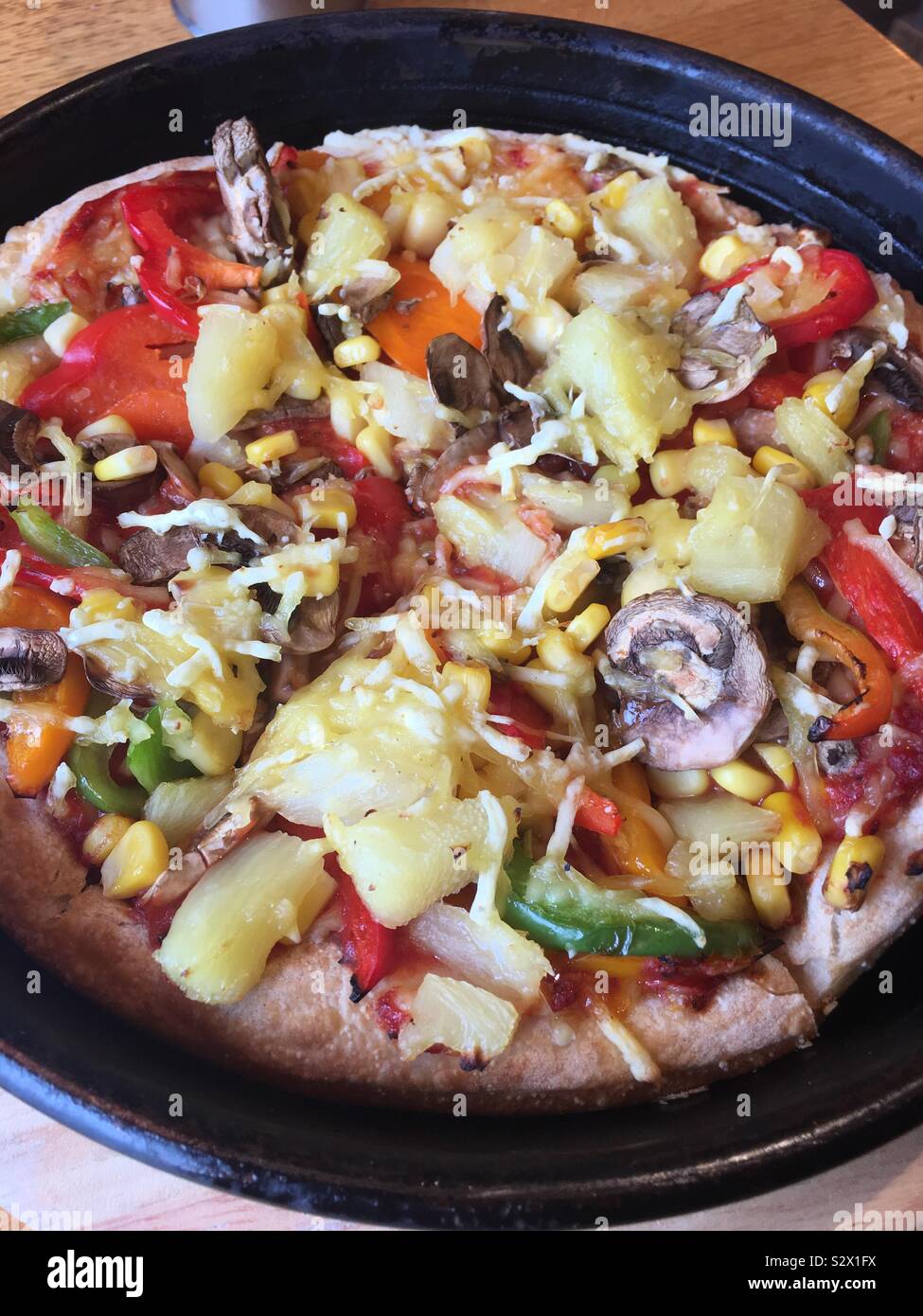 Pizza végétalienne avec ananas, poivre, champignons et de maïs Banque D'Images