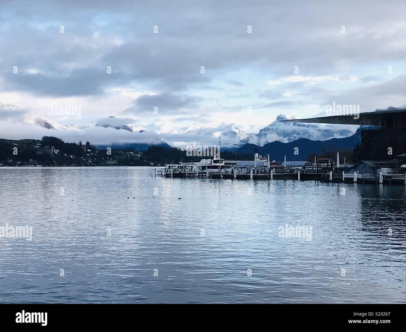 Le lac de Lucerne, Suisse, avec des montagnes enneigées en arrière-plan. - Image de stock capturée avec un smartphone
