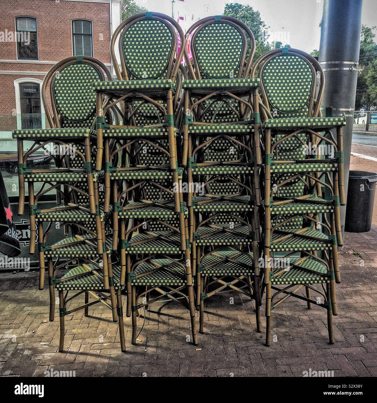 Chaises de restaurant empilés dans la rue à Amsterdam Banque D'Images