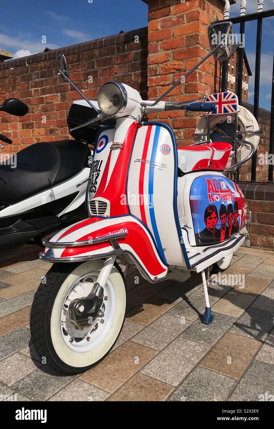 Scooter décorées avec des images de The Small Faces 70, groupe de rock anglais - Image de stock capturée avec un smartphone