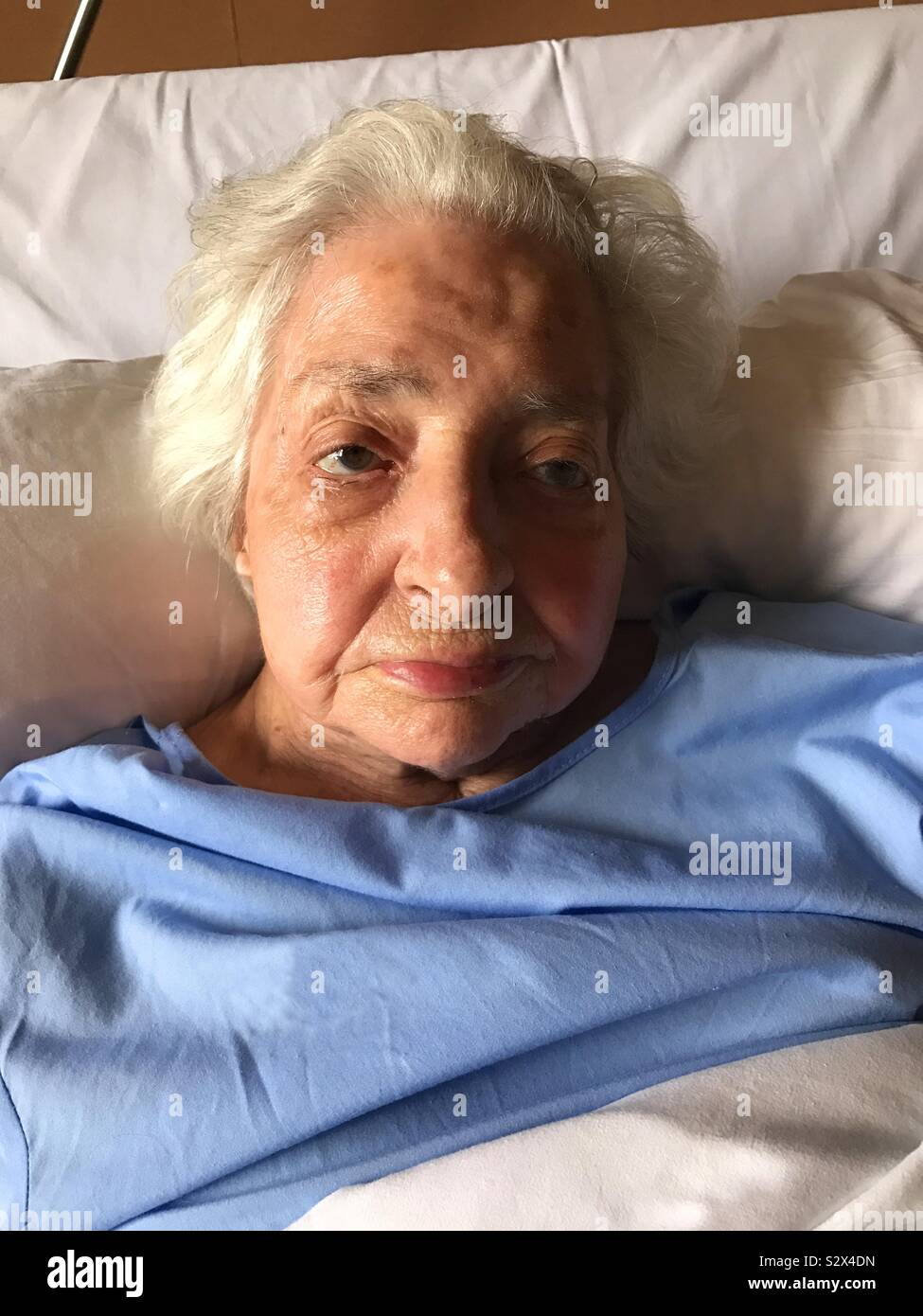 Vieille Femme au lit à l'hôpital - Image de stock capturée avec un smartphone